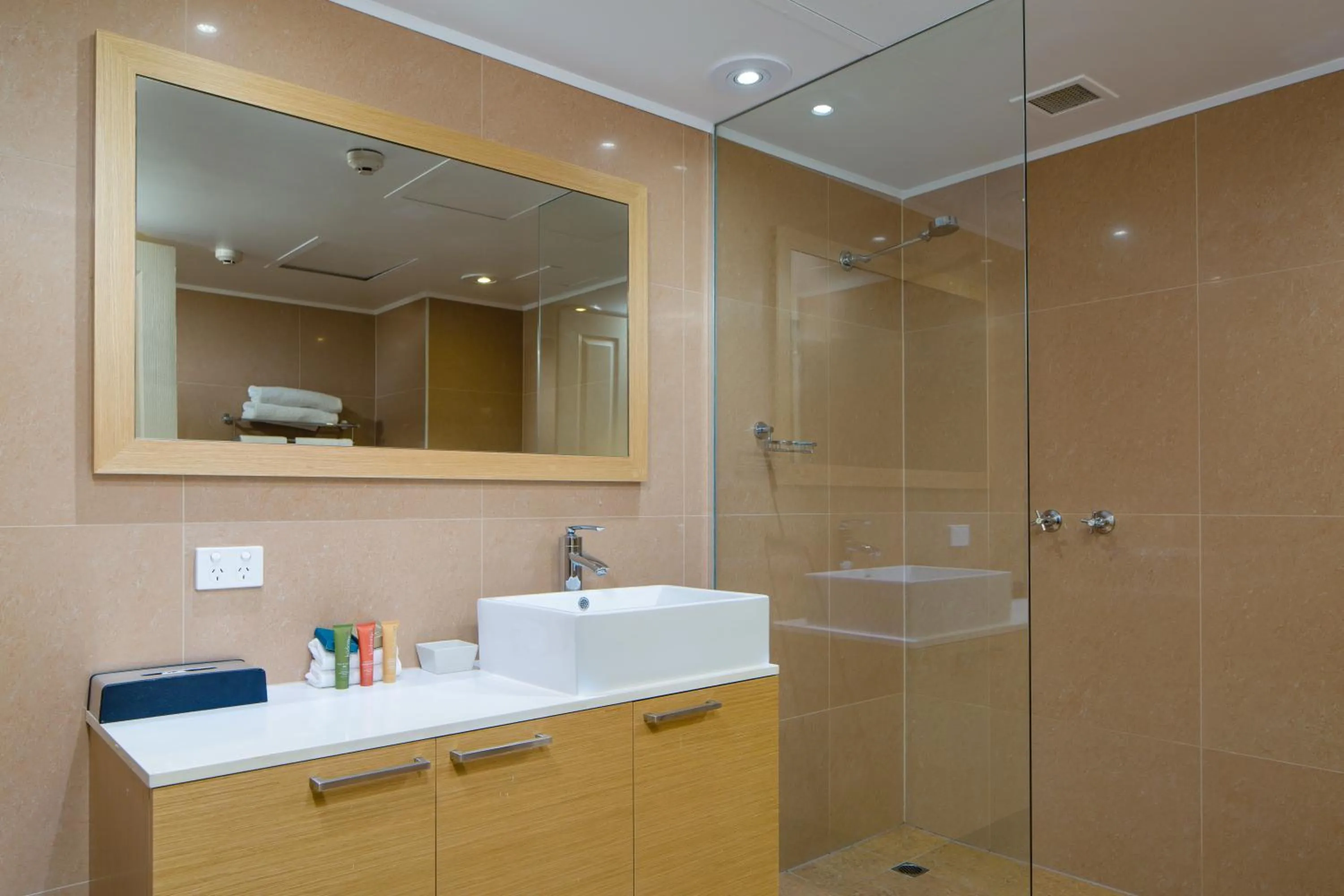 Bathroom in Best Western Plus Hovell Tree Inn