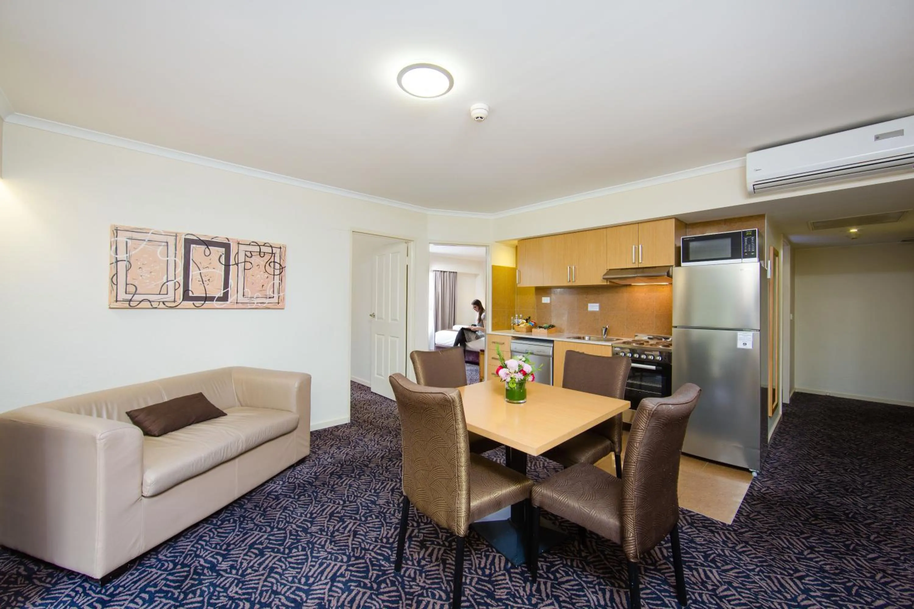 Two-Bedroom Apartment with Queen, 2 Singles, Full Kitchen in Best Western Plus Hovell Tree Inn