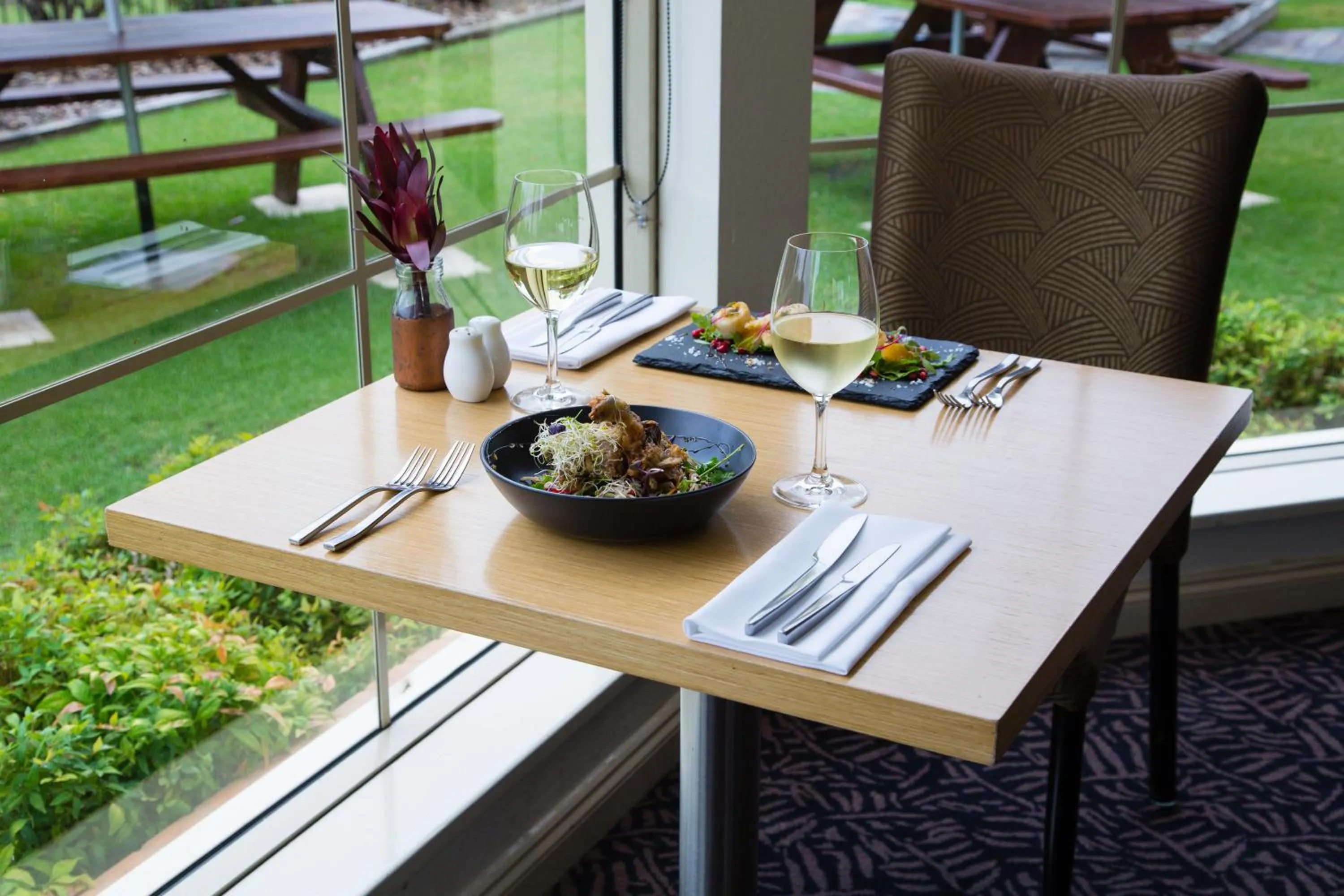 Food and drinks in Best Western Plus Hovell Tree Inn