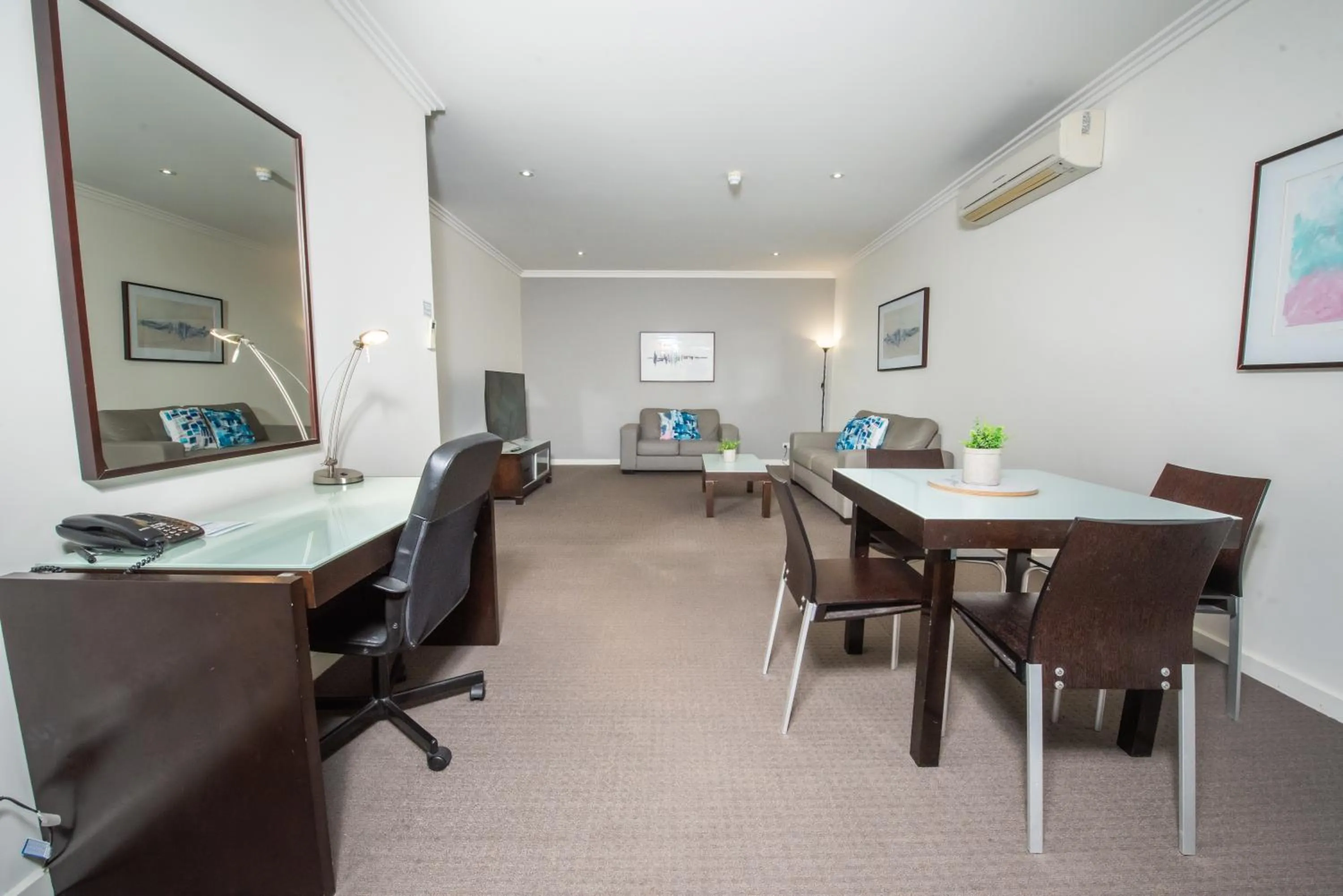 Seating area in Best Western Plus Hovell Tree Inn