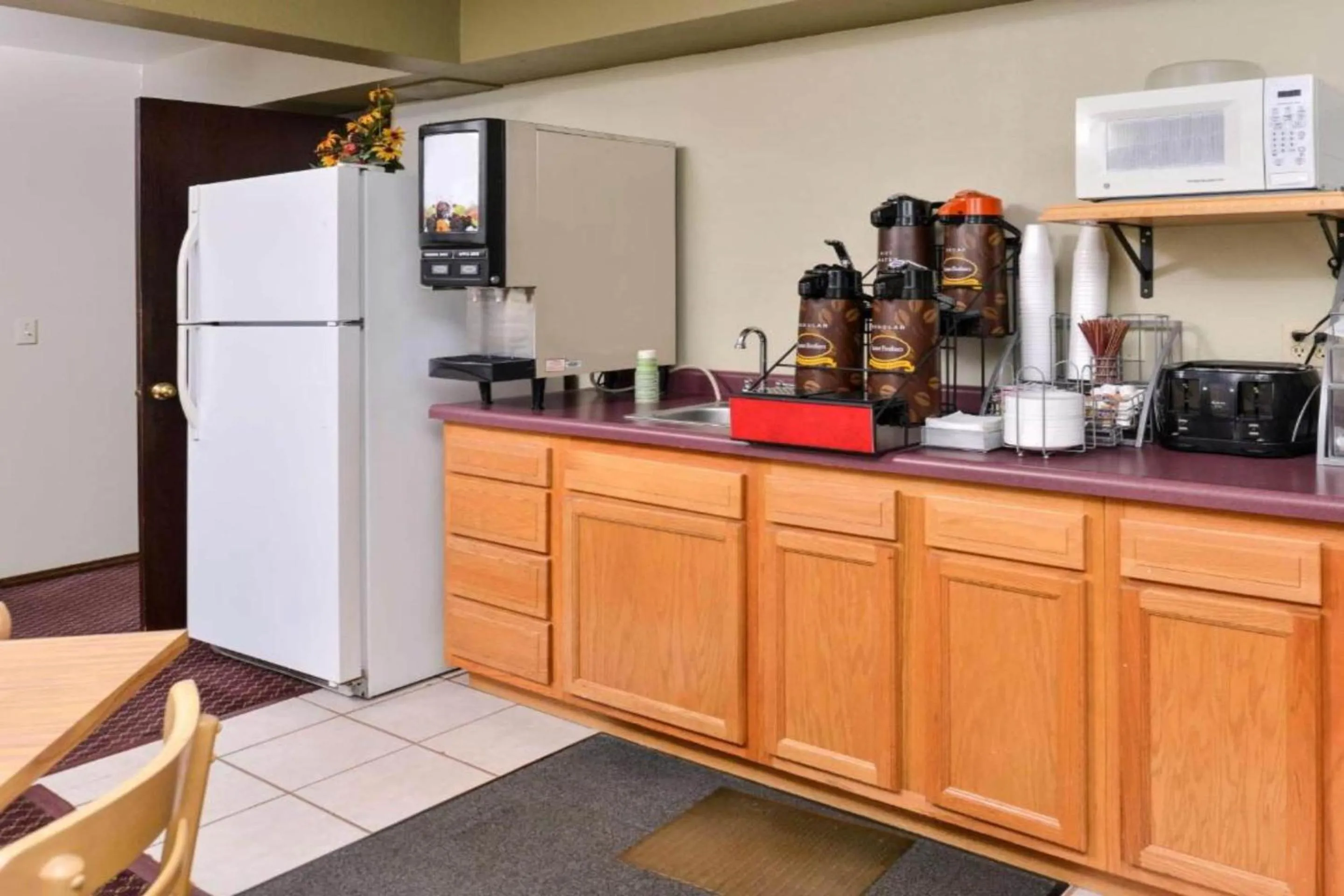 Kitchen or kitchenette in Love Hotels Staples by OYO at HWY 10 MN