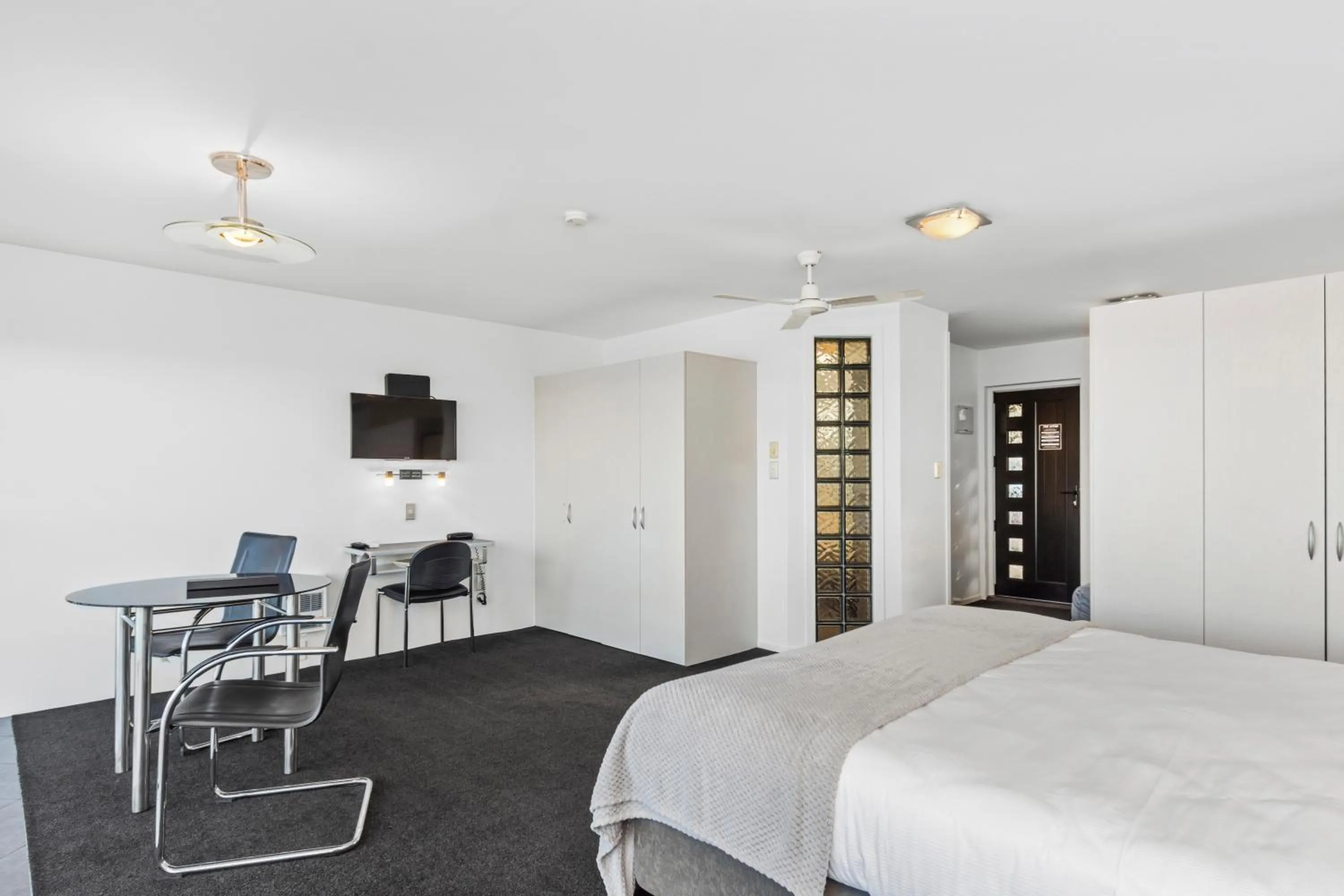 Living room, Bed in The Tauranga on the Waterfront