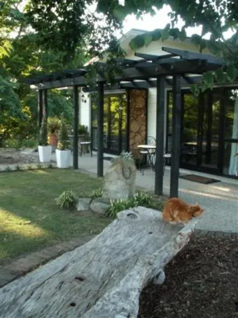 Bali Queen Suite in Cambridge Coach House Bali Queen Suite in Cambridge Coach House