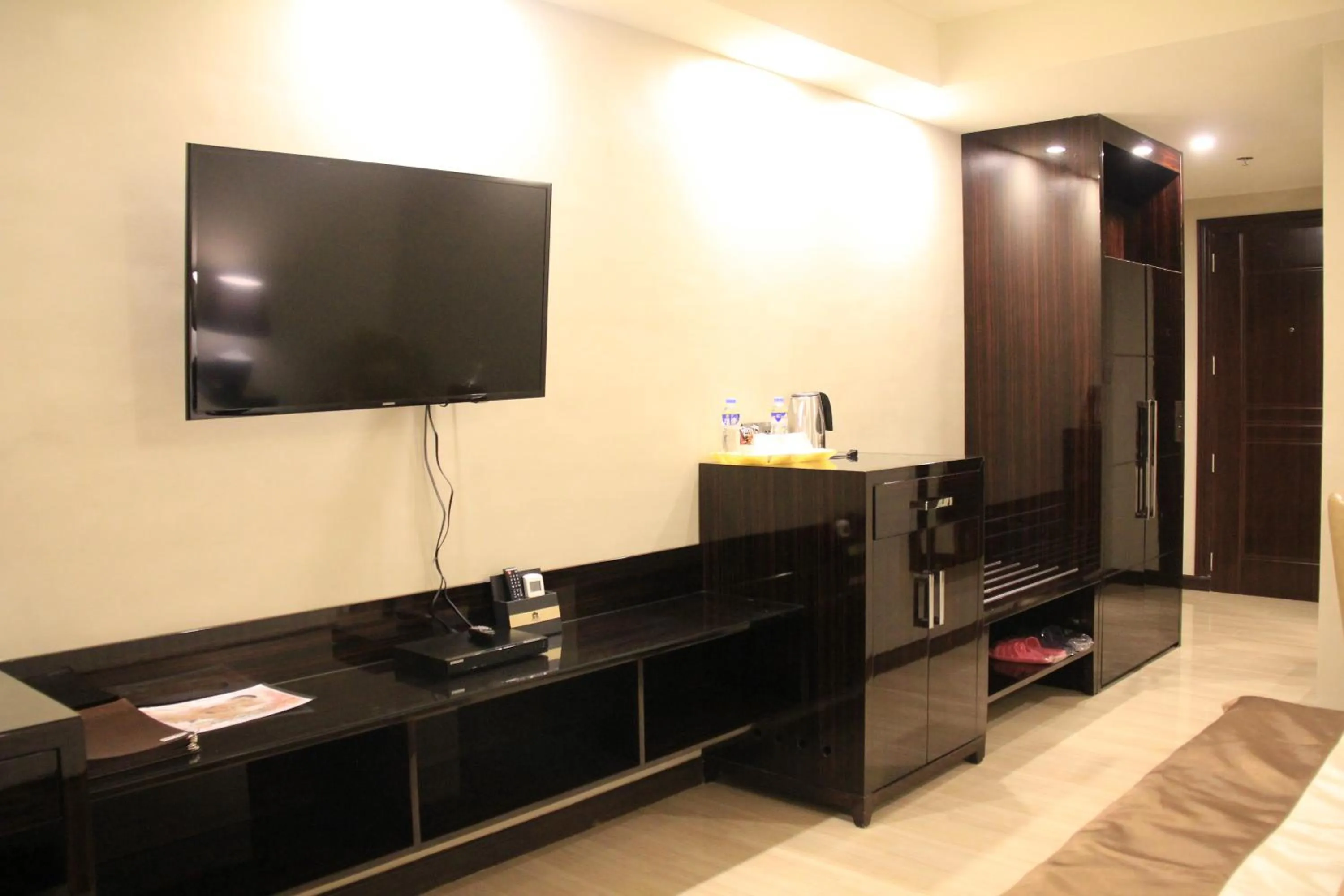 TV and multimedia in Savannah Resort Hotel