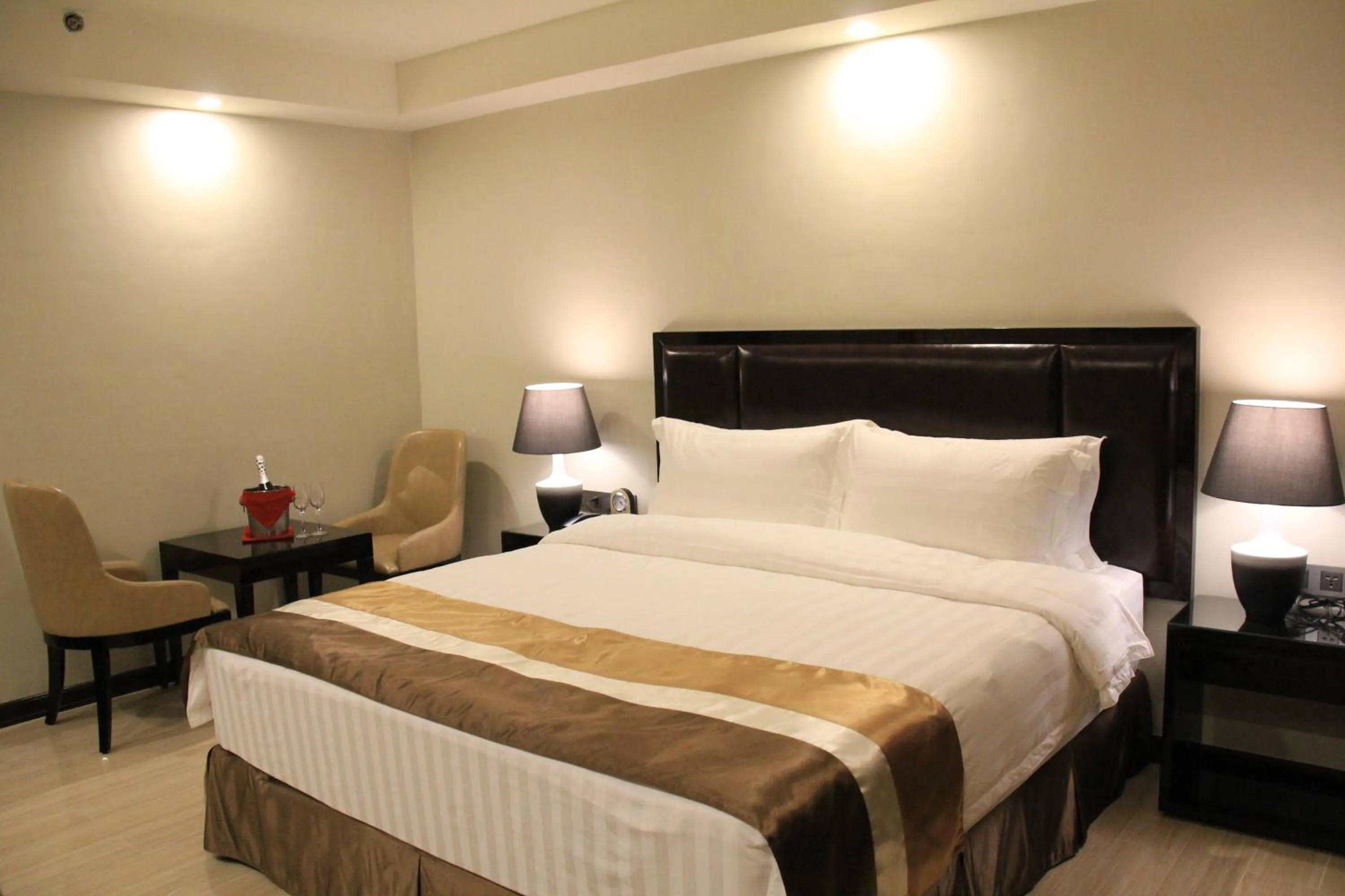 Bedroom, Bed in Savannah Resort Hotel