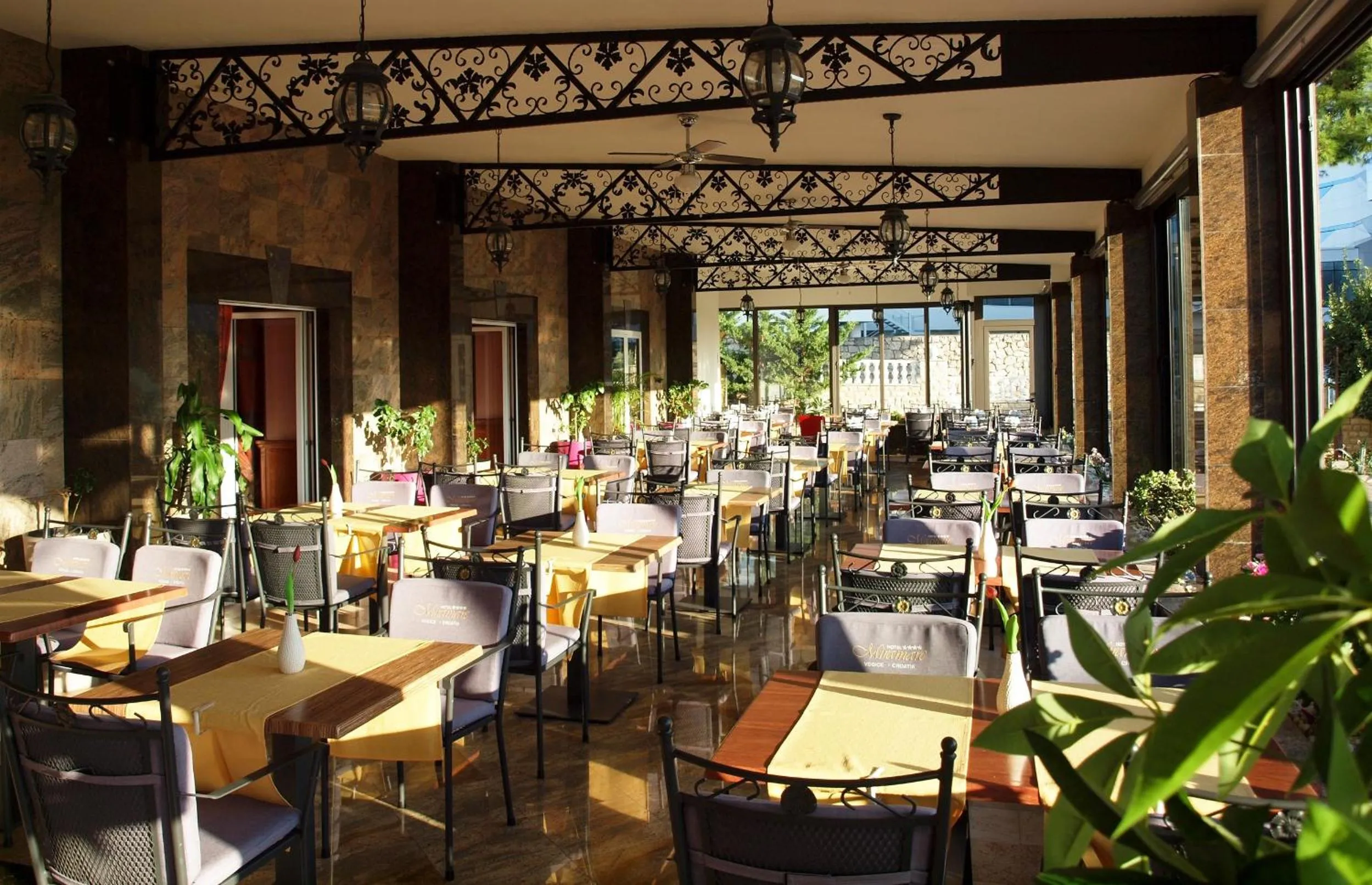 Restaurant/places to eat in Hotel Miramare