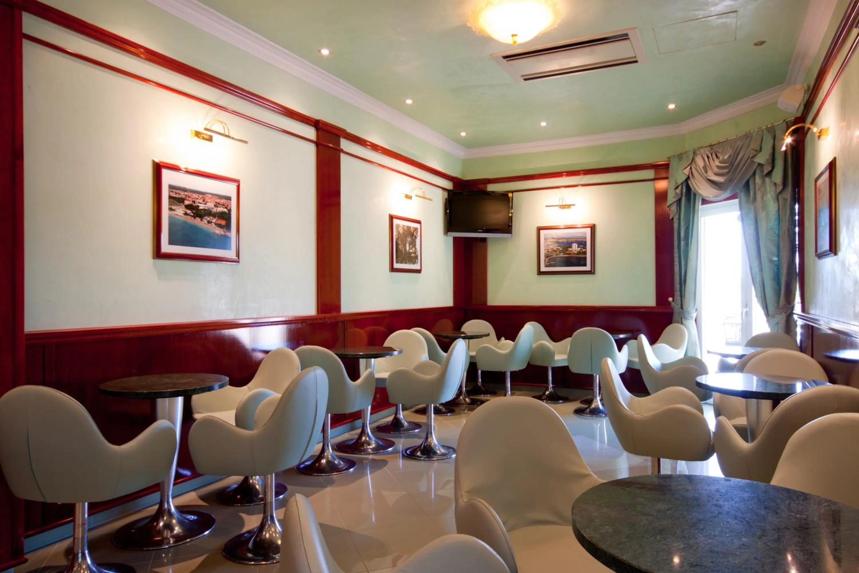 Restaurant/places to eat in Hotel Miramare