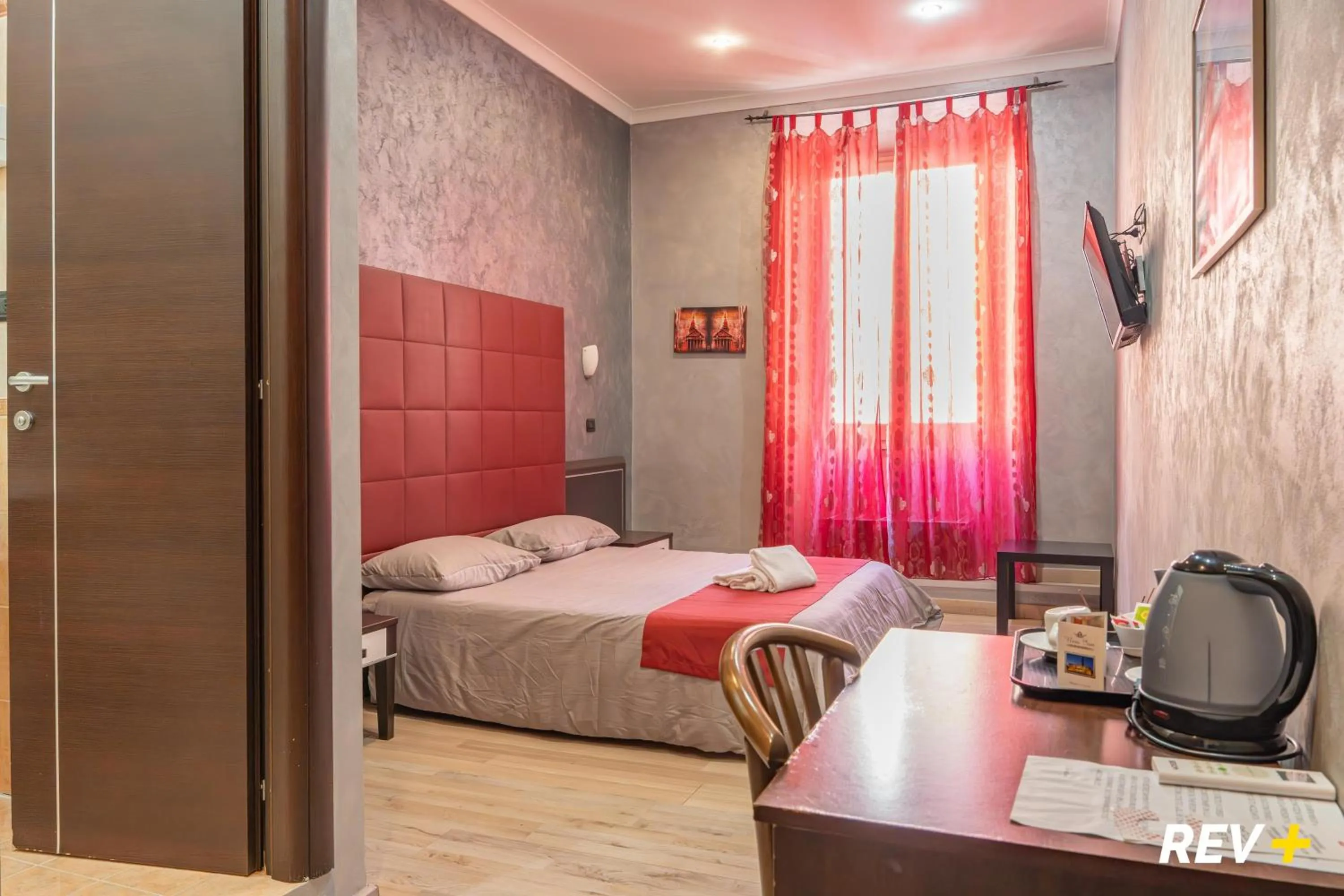 Photo of the whole room, Bed in New Inn