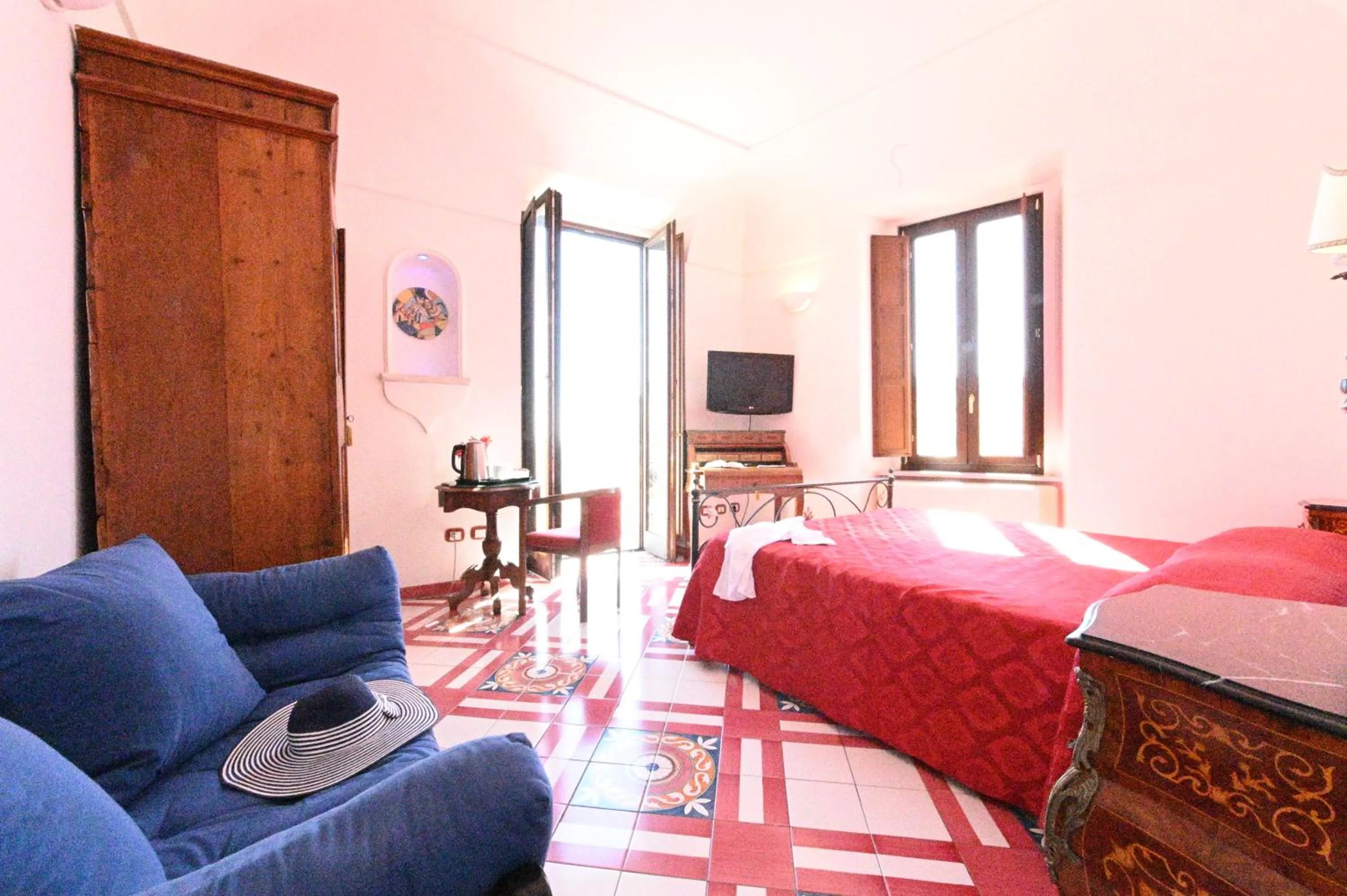 Photo of the whole room, Bed in Hotel Croce Di Amalfi