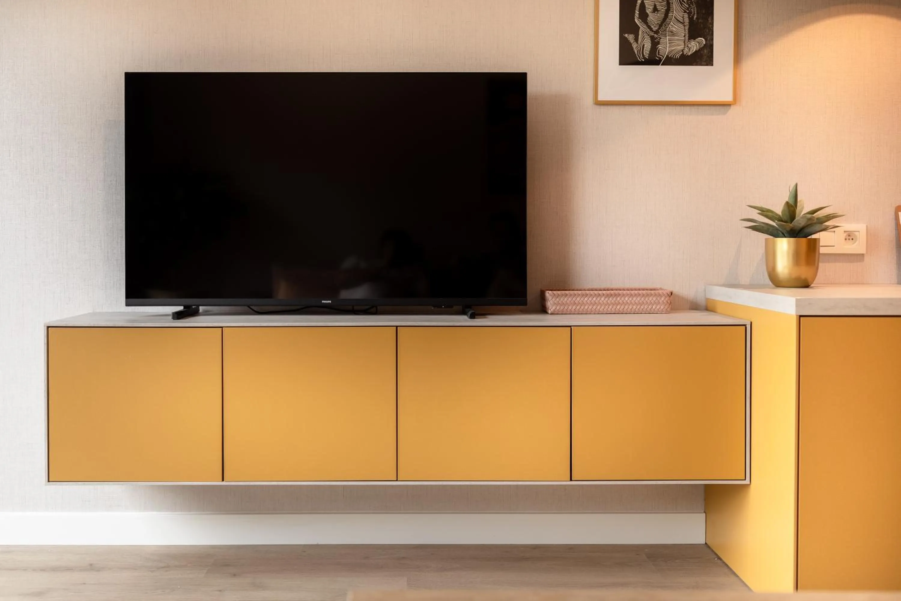 TV and multimedia in Abalona Hotel & Apartments