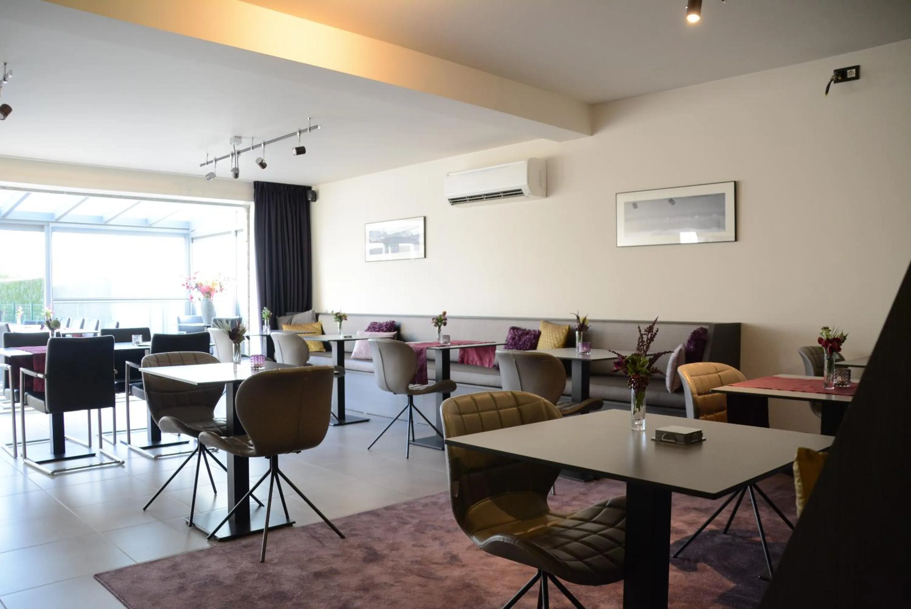 Communal lounge/ TV room in Abalona Hotel & Apartments