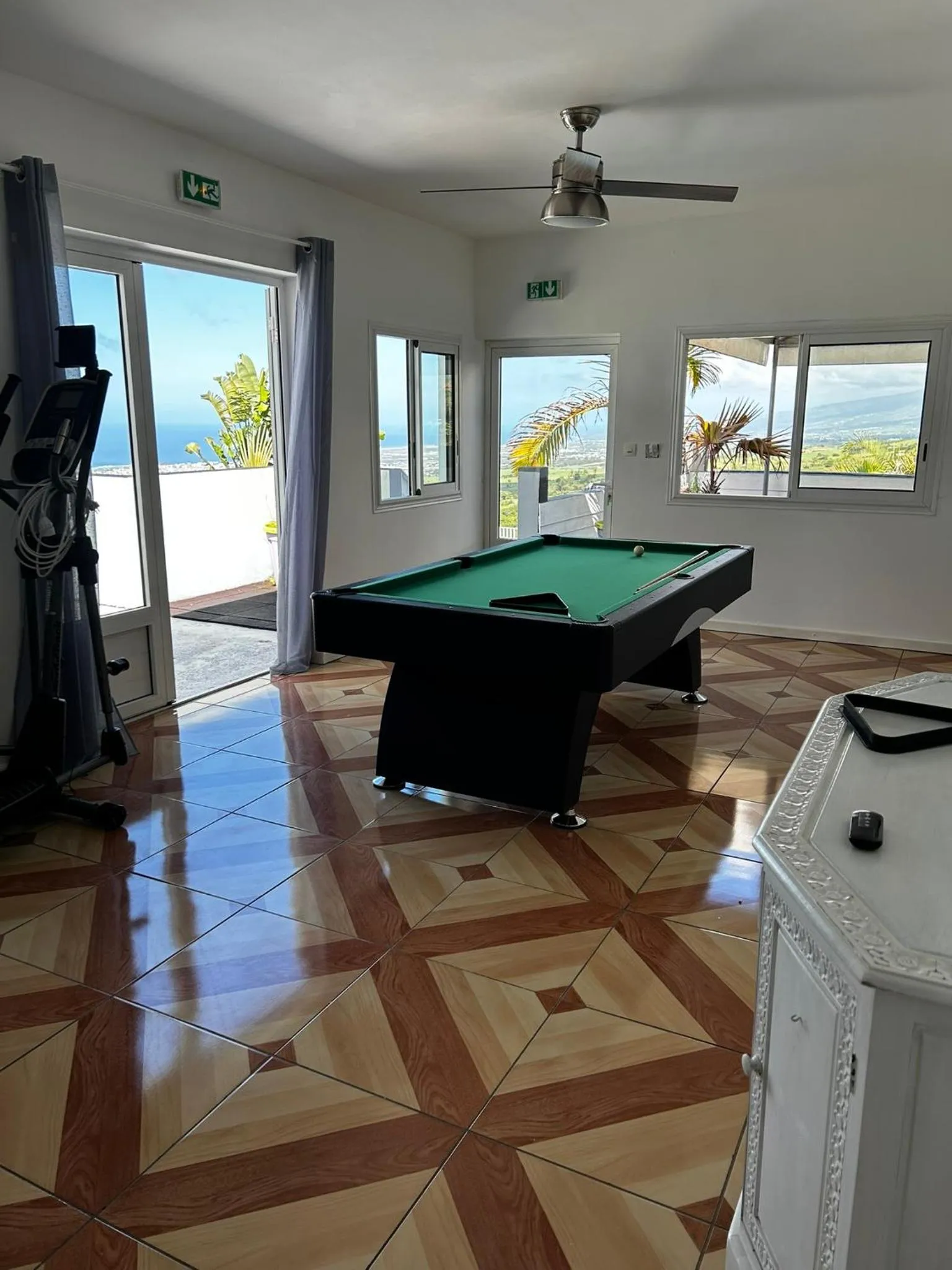 Billiard in Hôtel Le Soleil Couchant