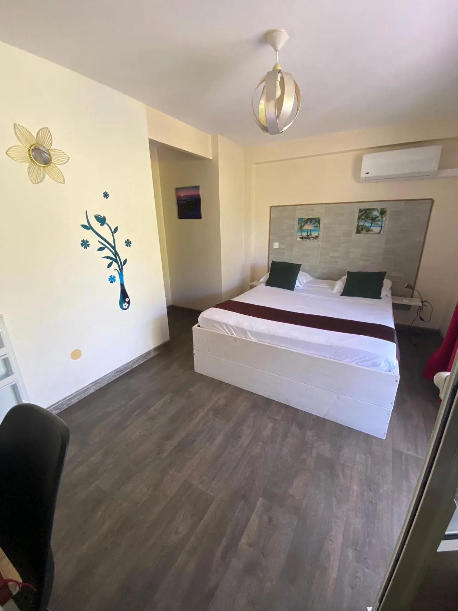 Bed in Hôtel Le Soleil Couchant