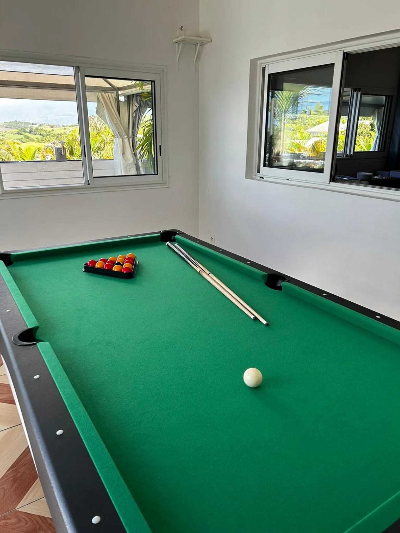 Billiard in Hôtel Le Soleil Couchant