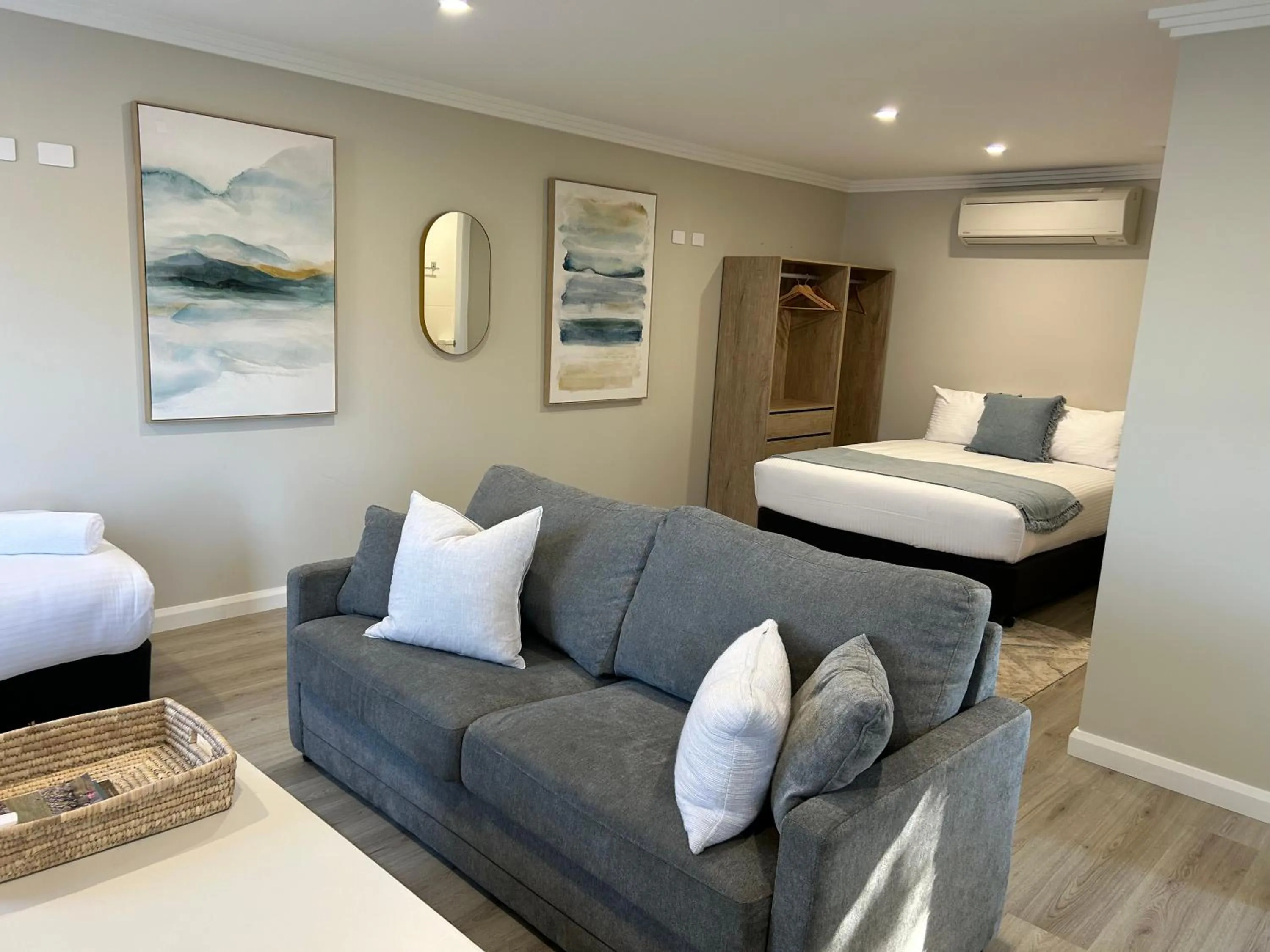 Photo of the whole room, Bed in Hunter Oasis