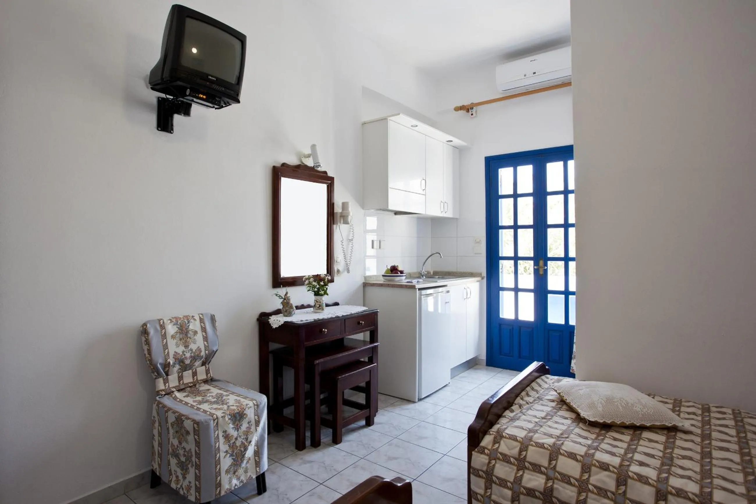 Bedroom, Bed in Ancient Thera Studios