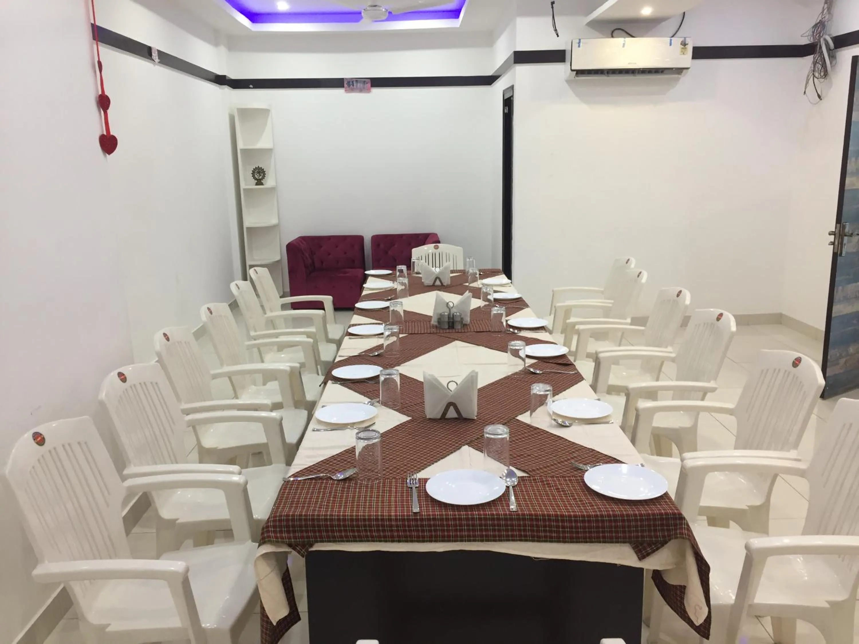 Restaurant/places to eat in Hotel Rajshree