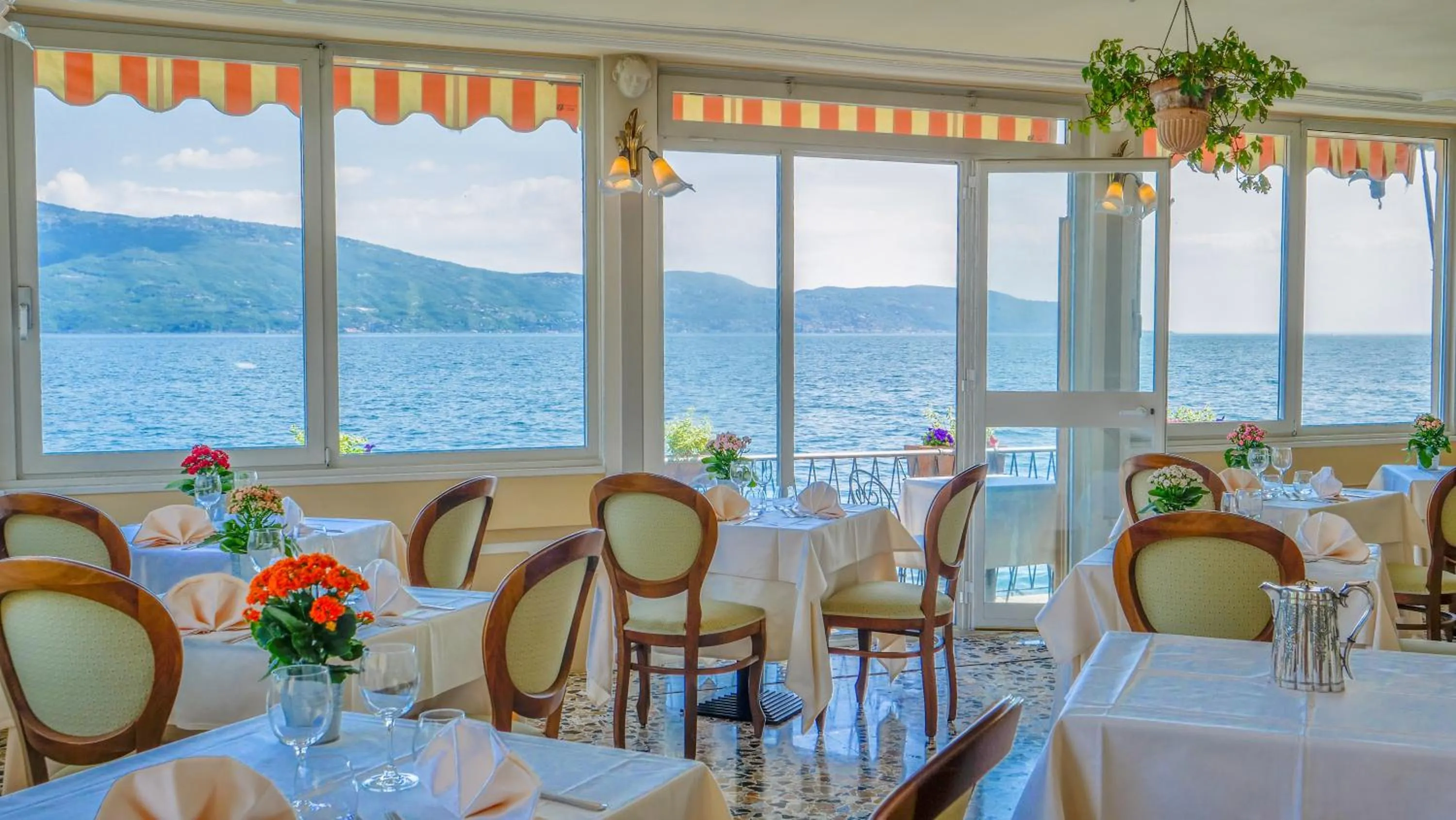 Restaurant/places to eat in Hotel Du Lac