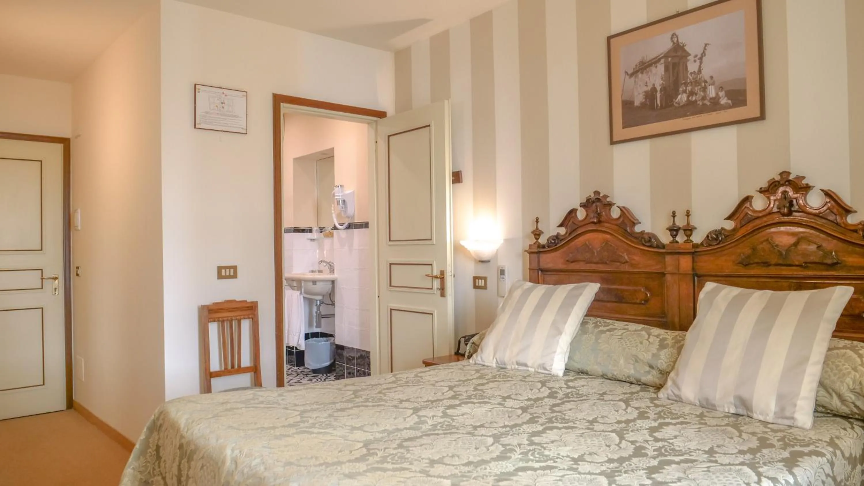 Photo of the whole room in Hotel Du Lac