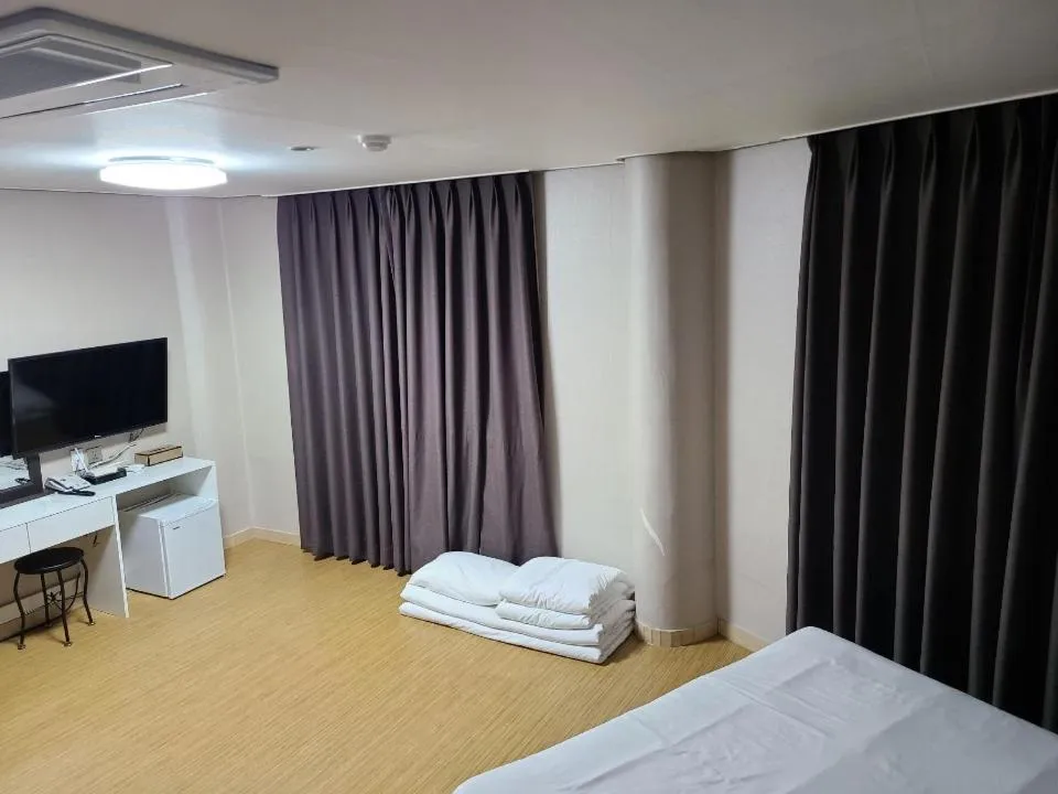 TV/Entertainment Center in Ora Stay Hotel