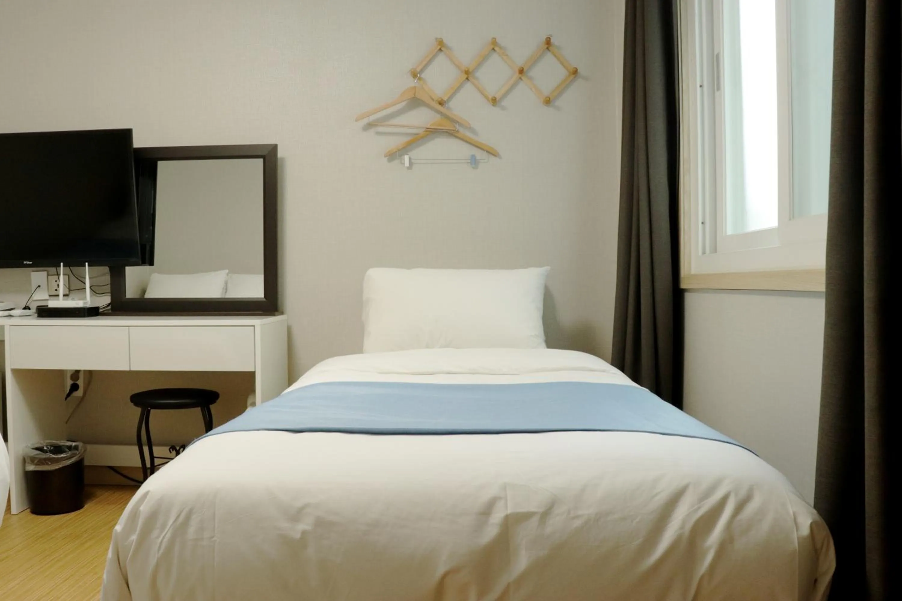 Bed, TV/Entertainment Center in Ora Stay Hotel