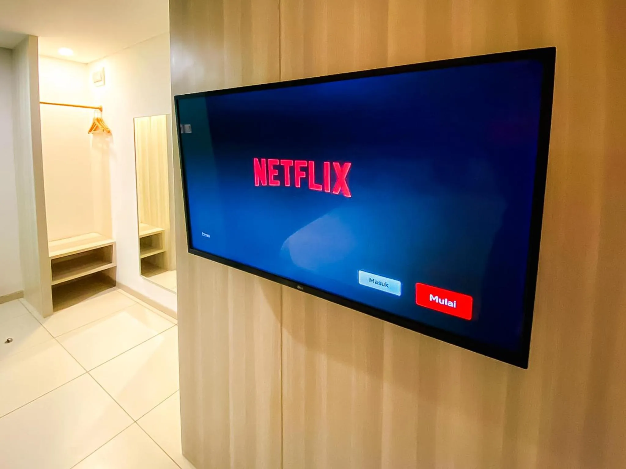 TV and multimedia in Hotel 88 Bekasi By WH