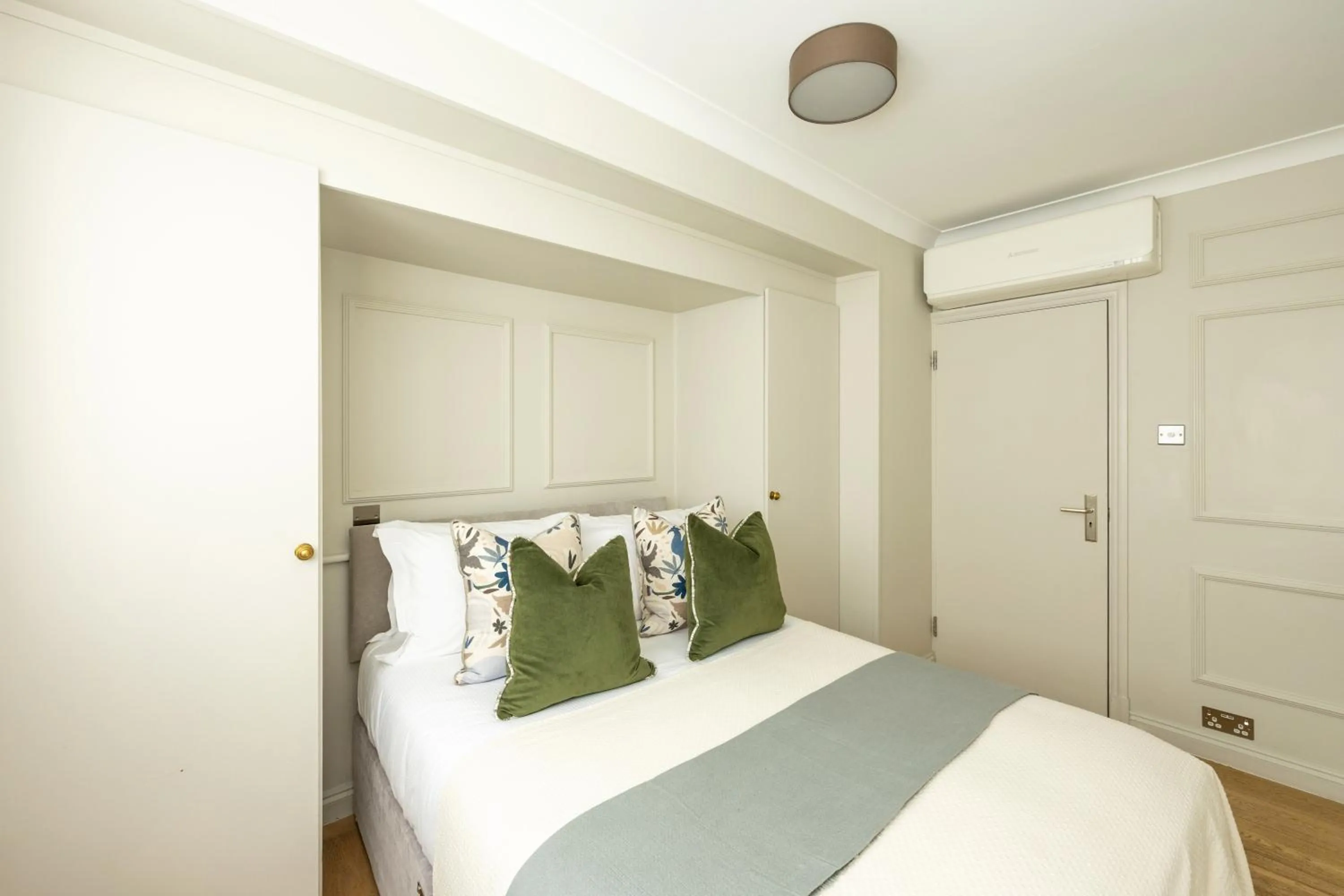 Bedroom, Bed in Buckingham & Lloyds