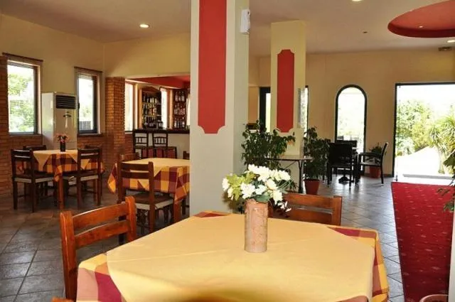 Restaurant/Places to Eat in Hotel Pyrros
