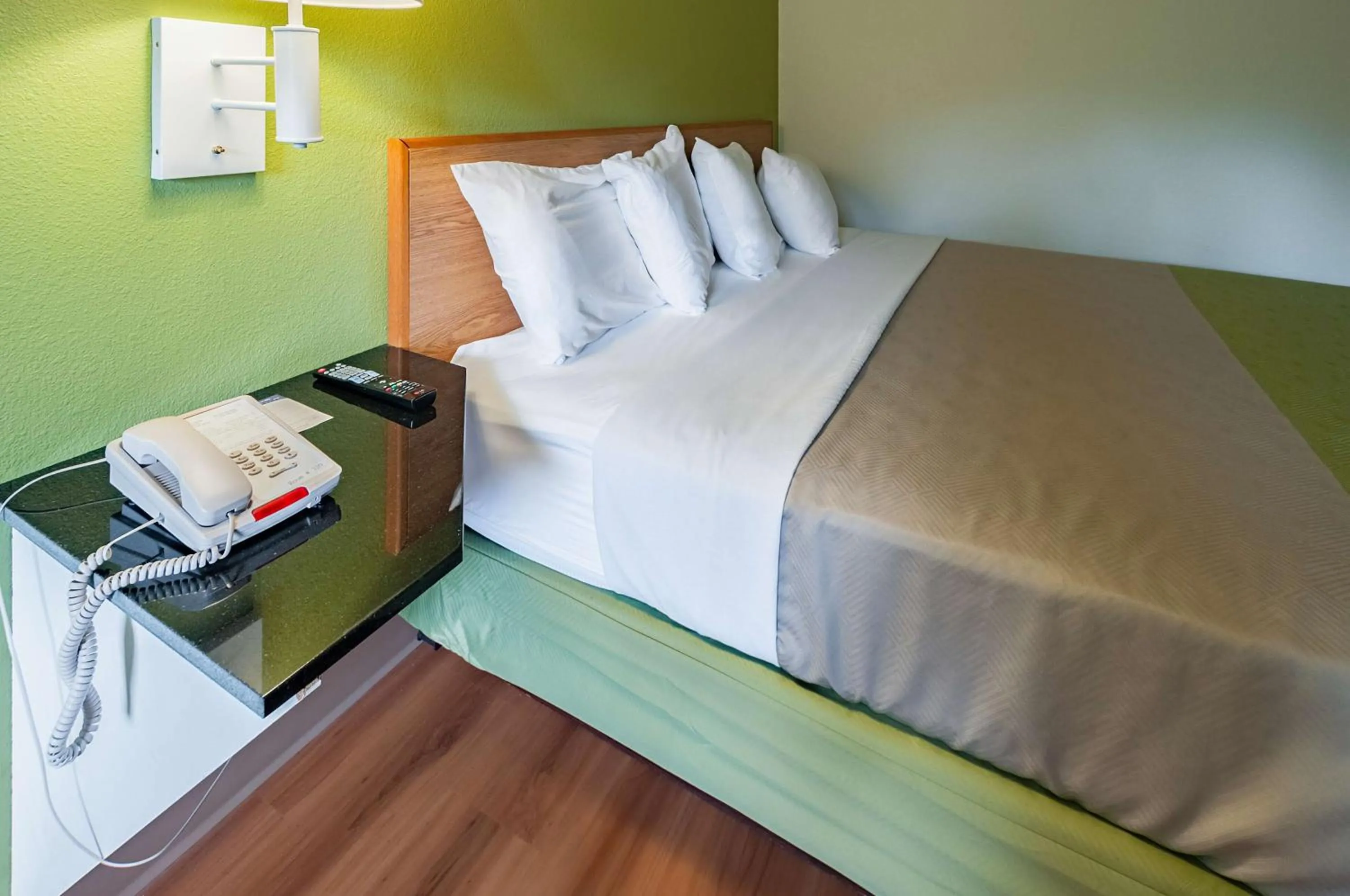 Photo of the whole room, Bed in Motel 6-Drums