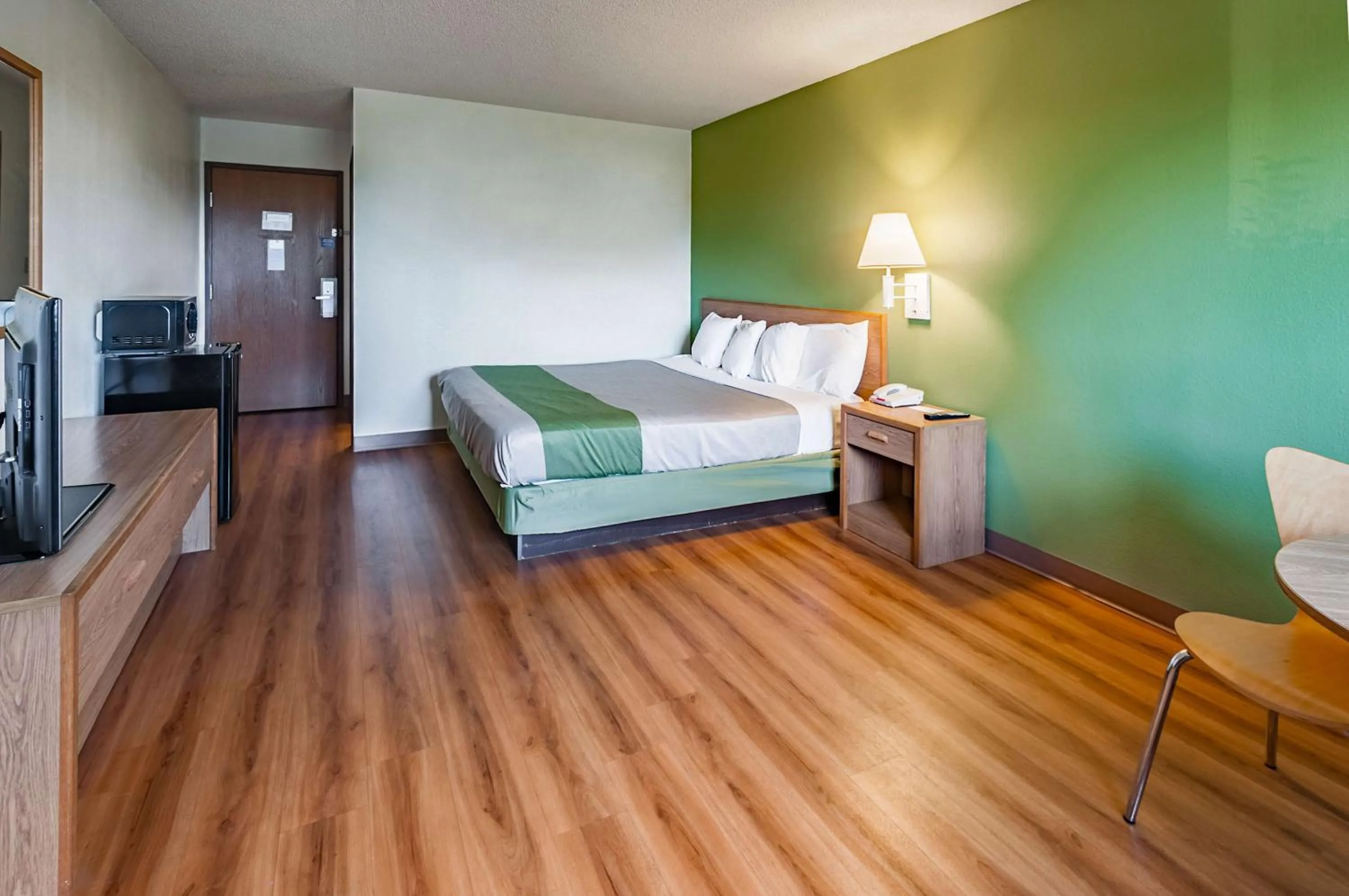 TV and multimedia, Bed in Motel 6-Drums