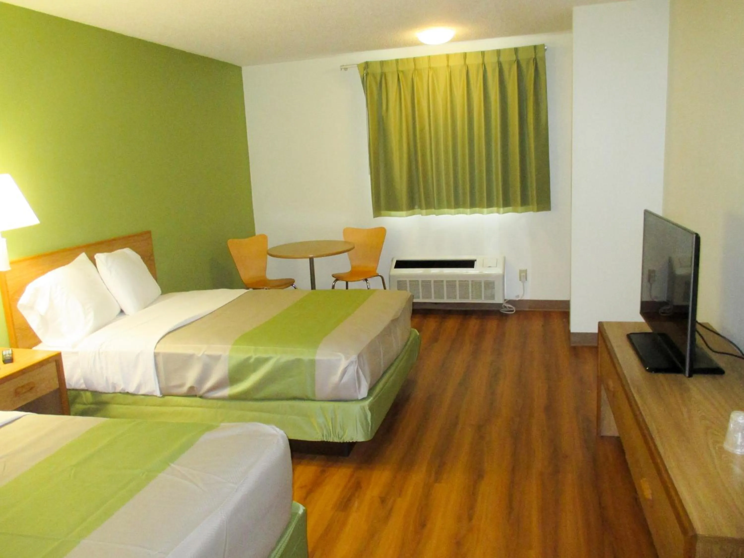 Photo of the whole room, Bed in Motel 6-Drums