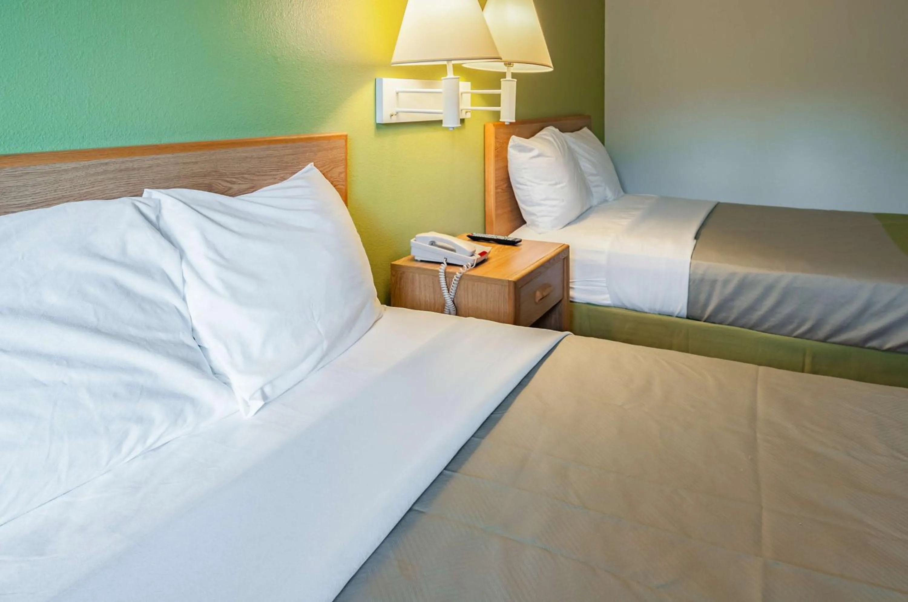 Bedroom, Bed in Motel 6-Drums