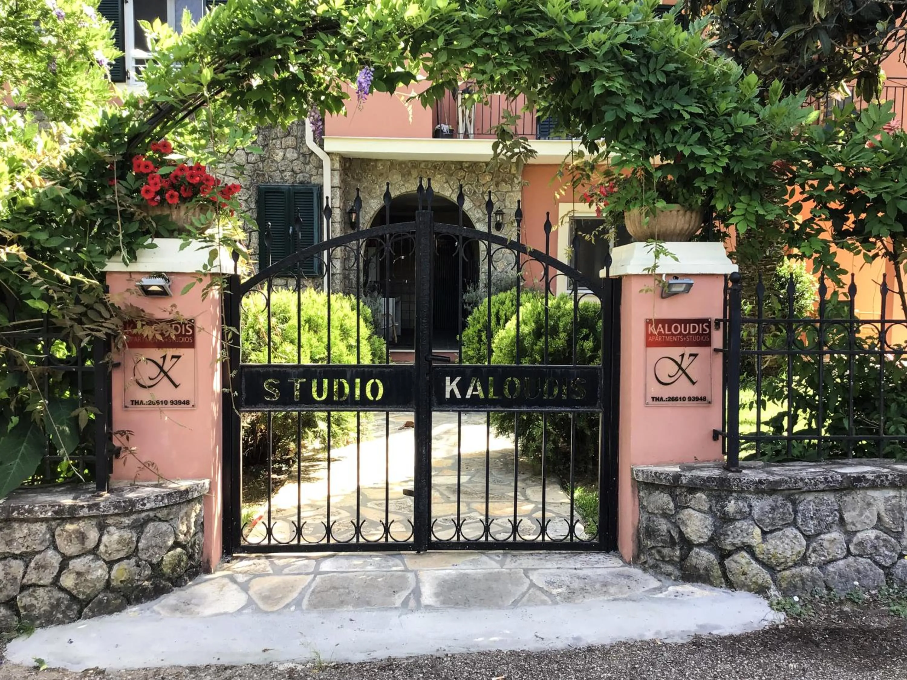Facade/entrance in Kaloudis Studios & Apartments