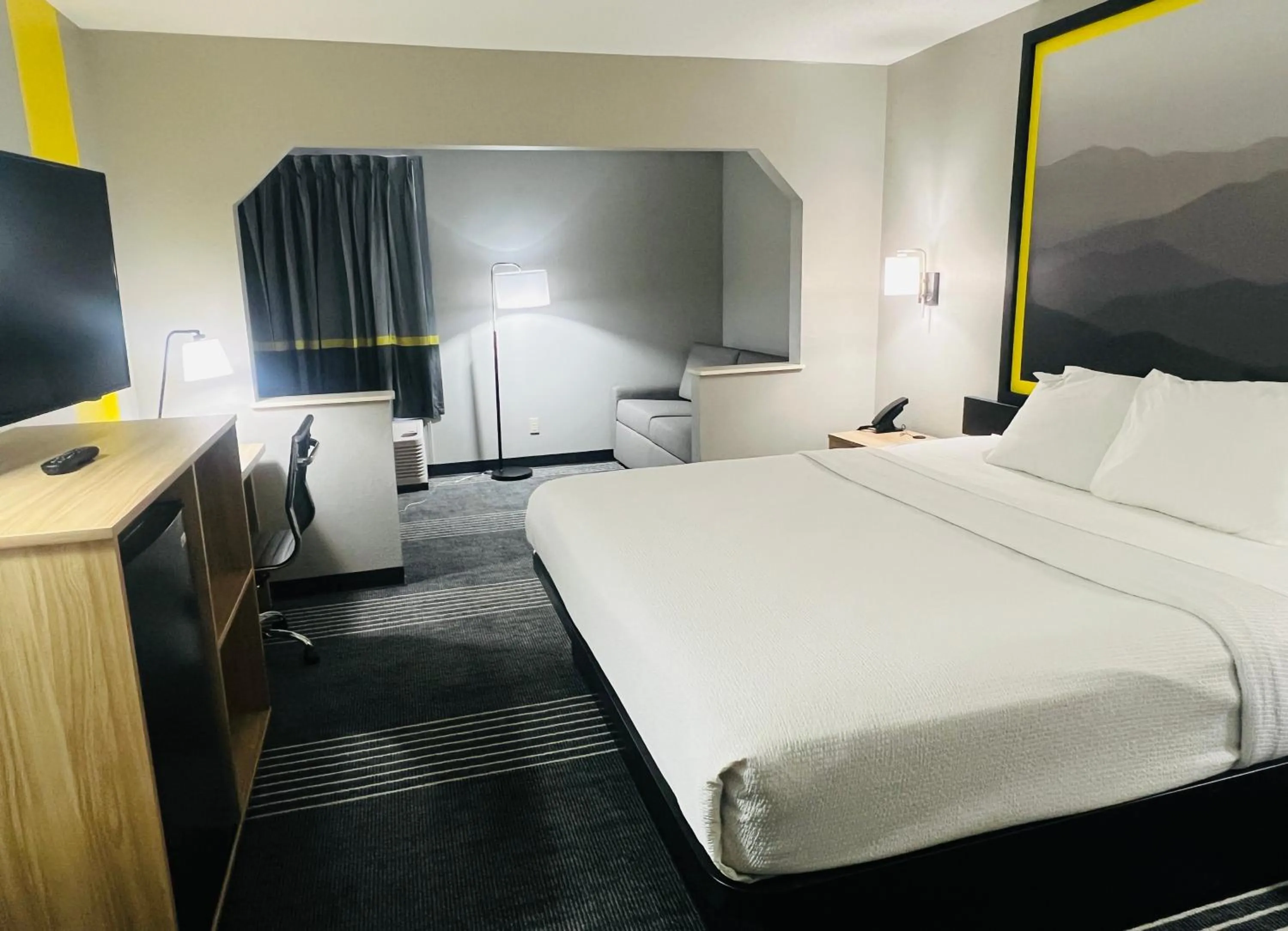 Bedroom, Bed in Super 8 by Wyndham Chattanooga East - Hamilton Place