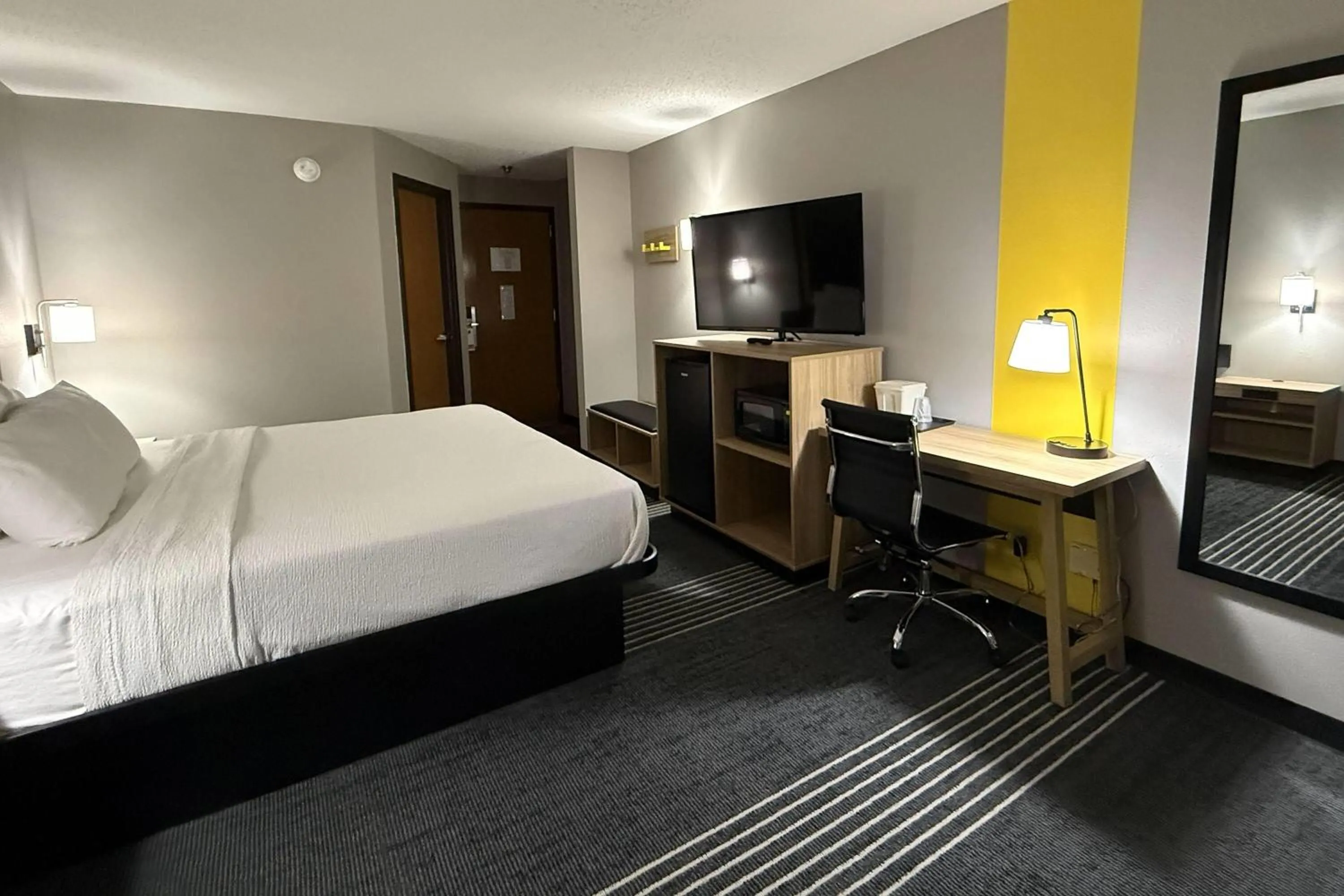 Photo of the whole room, Bed in Super 8 by Wyndham Chattanooga East - Hamilton Place