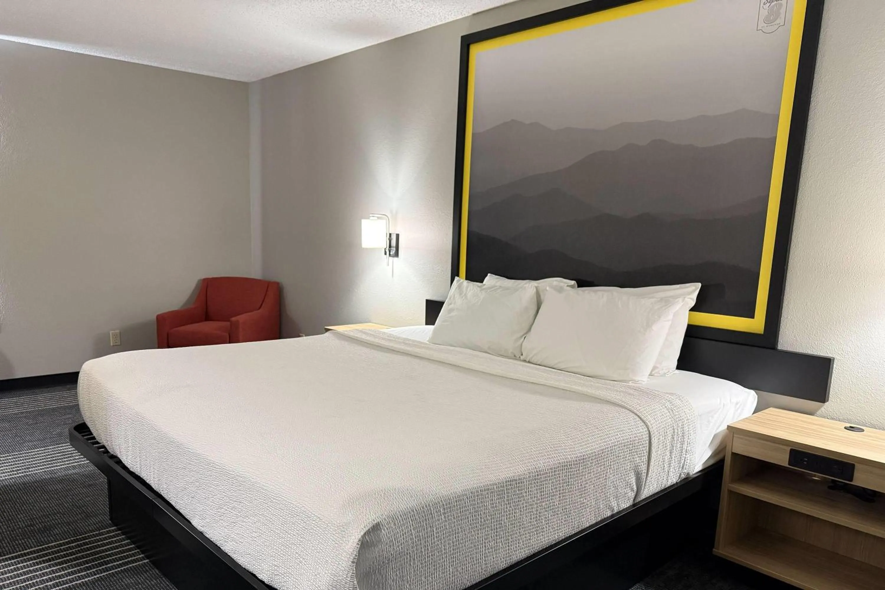 Photo of the whole room, Bed in Super 8 by Wyndham Chattanooga East - Hamilton Place