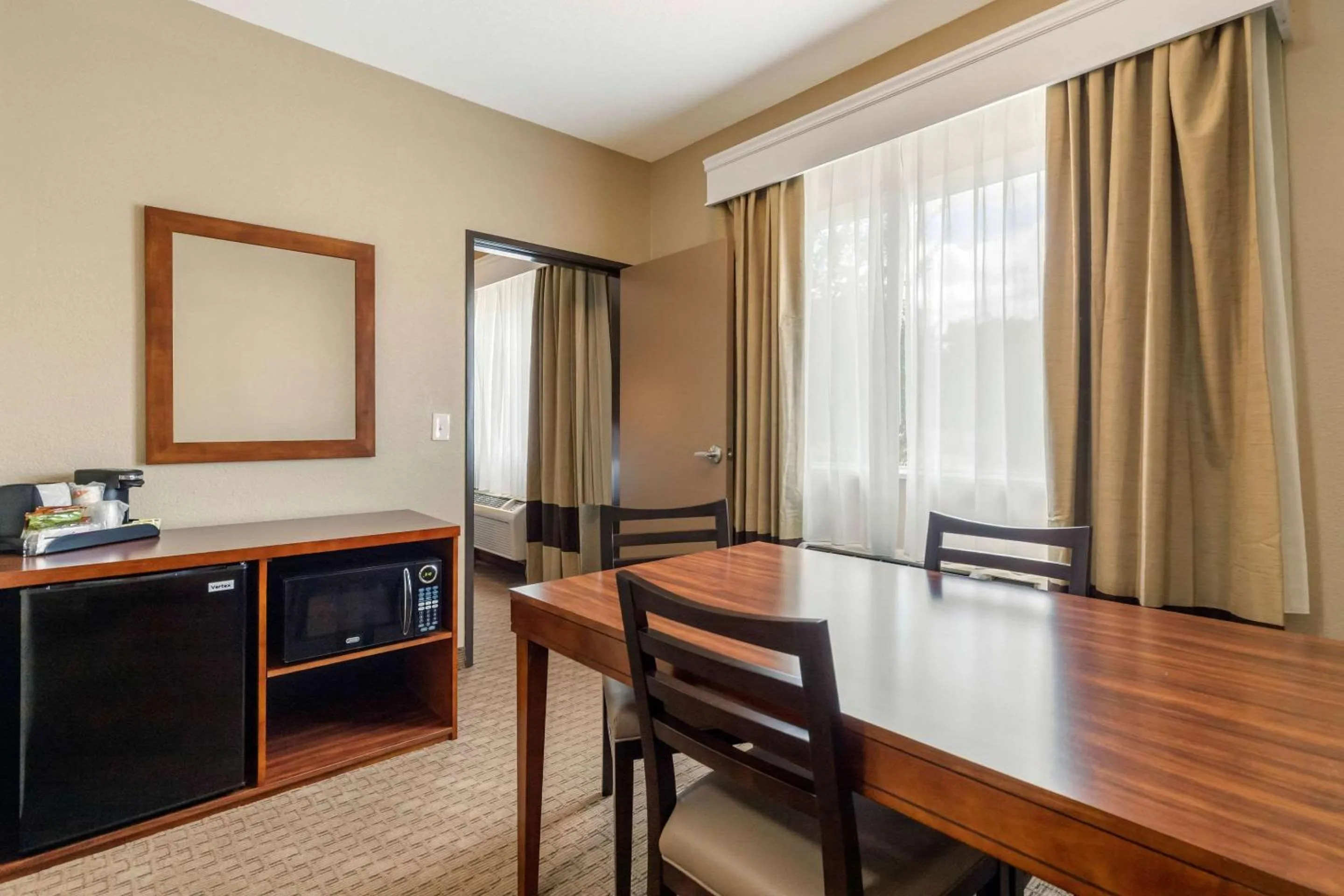Bedroom in Comfort Suites San Antonio Airport North