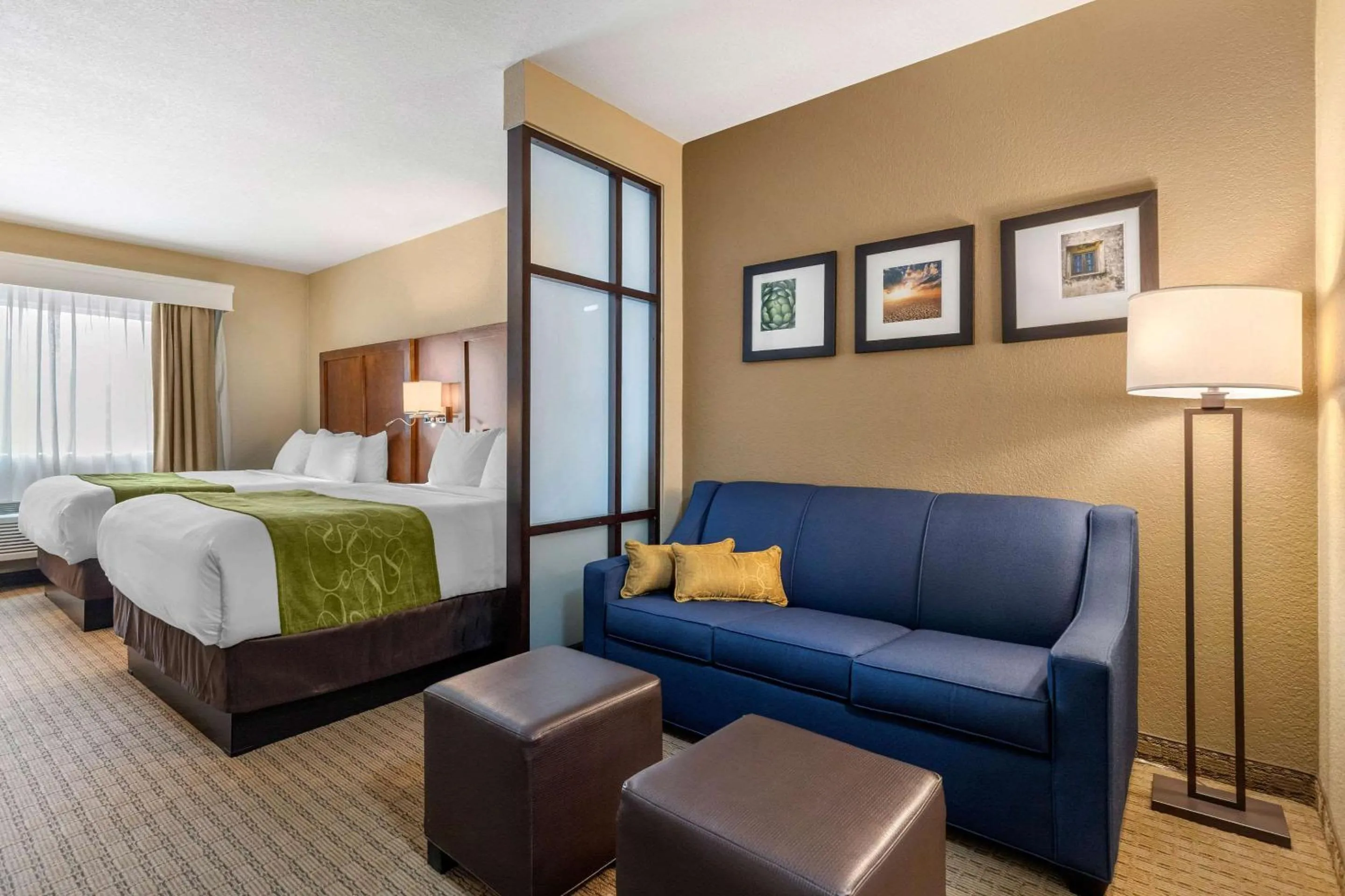 Seating area, Bed in Comfort Suites San Antonio Airport North