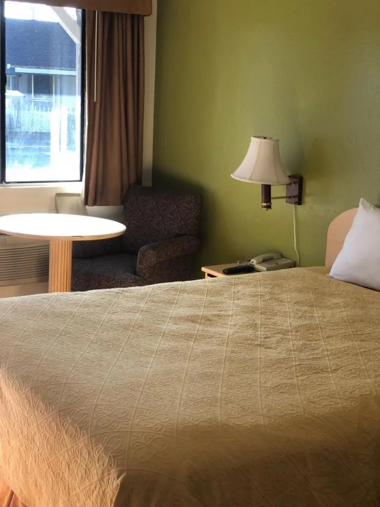 Bed in Kelseyville Motel