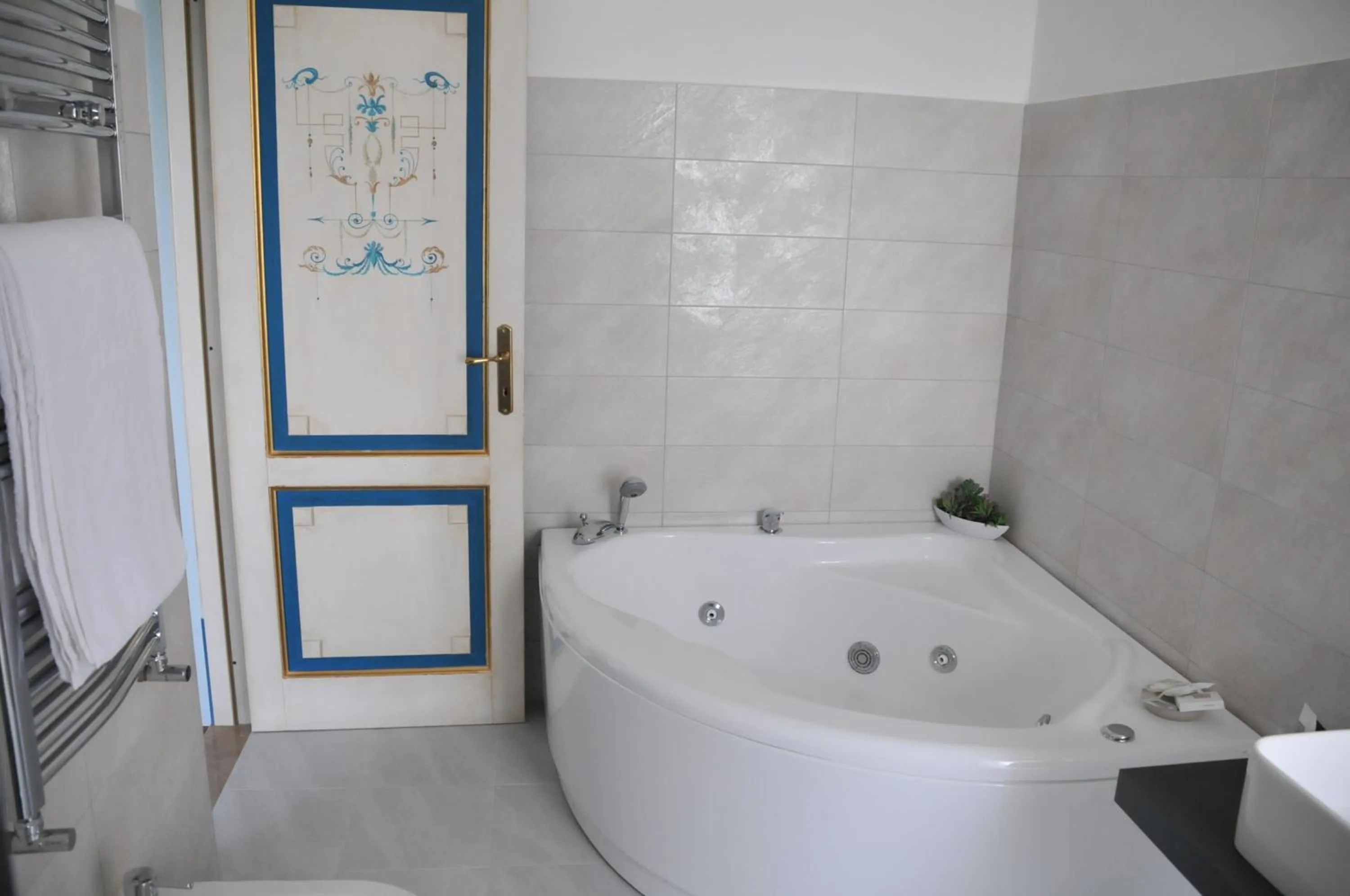 Hot Tub in Antica Villa di Bruto