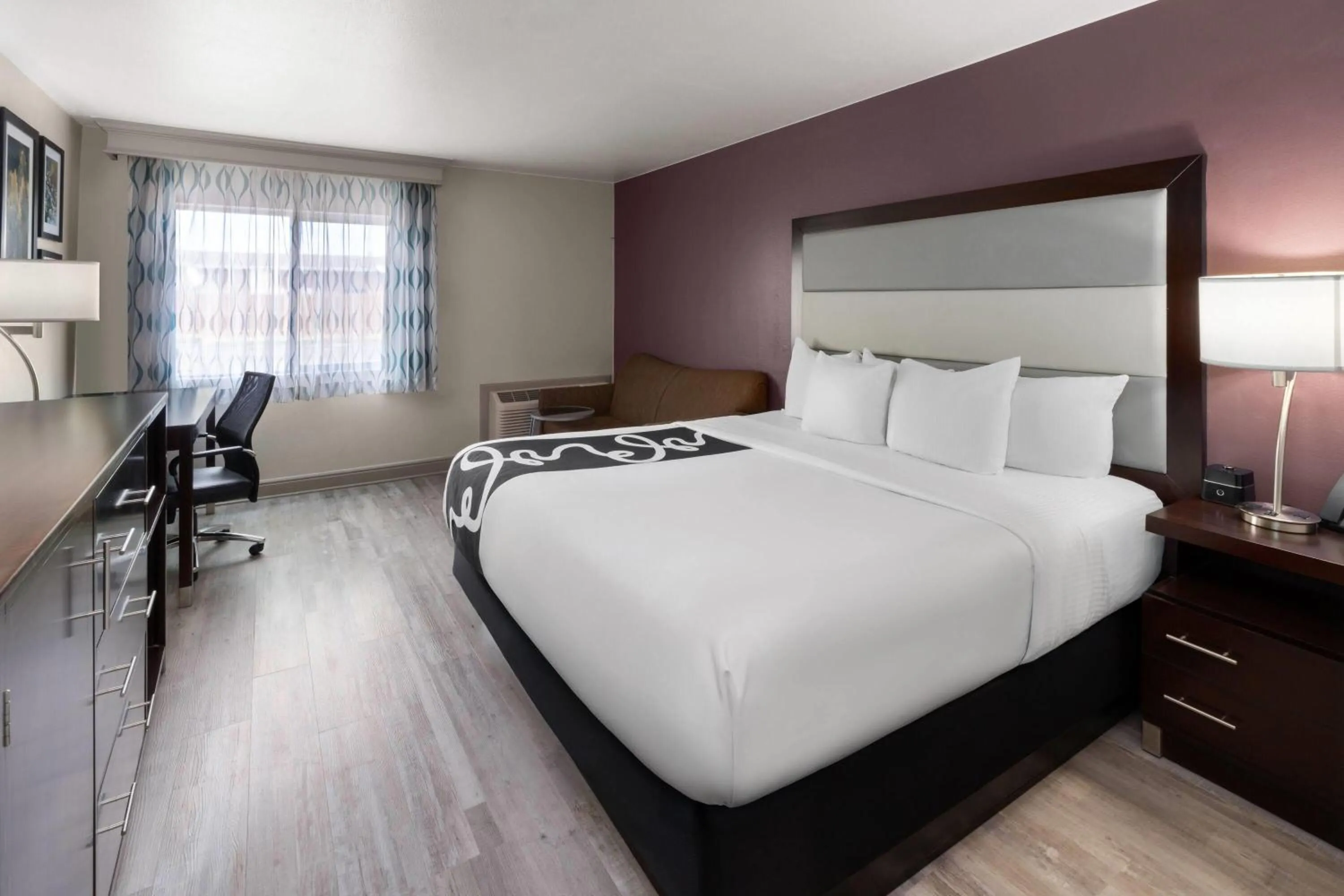 Photo of the whole room, Bed in La Quinta Inn & Suites by Wyndham Fort Collins, Colorado