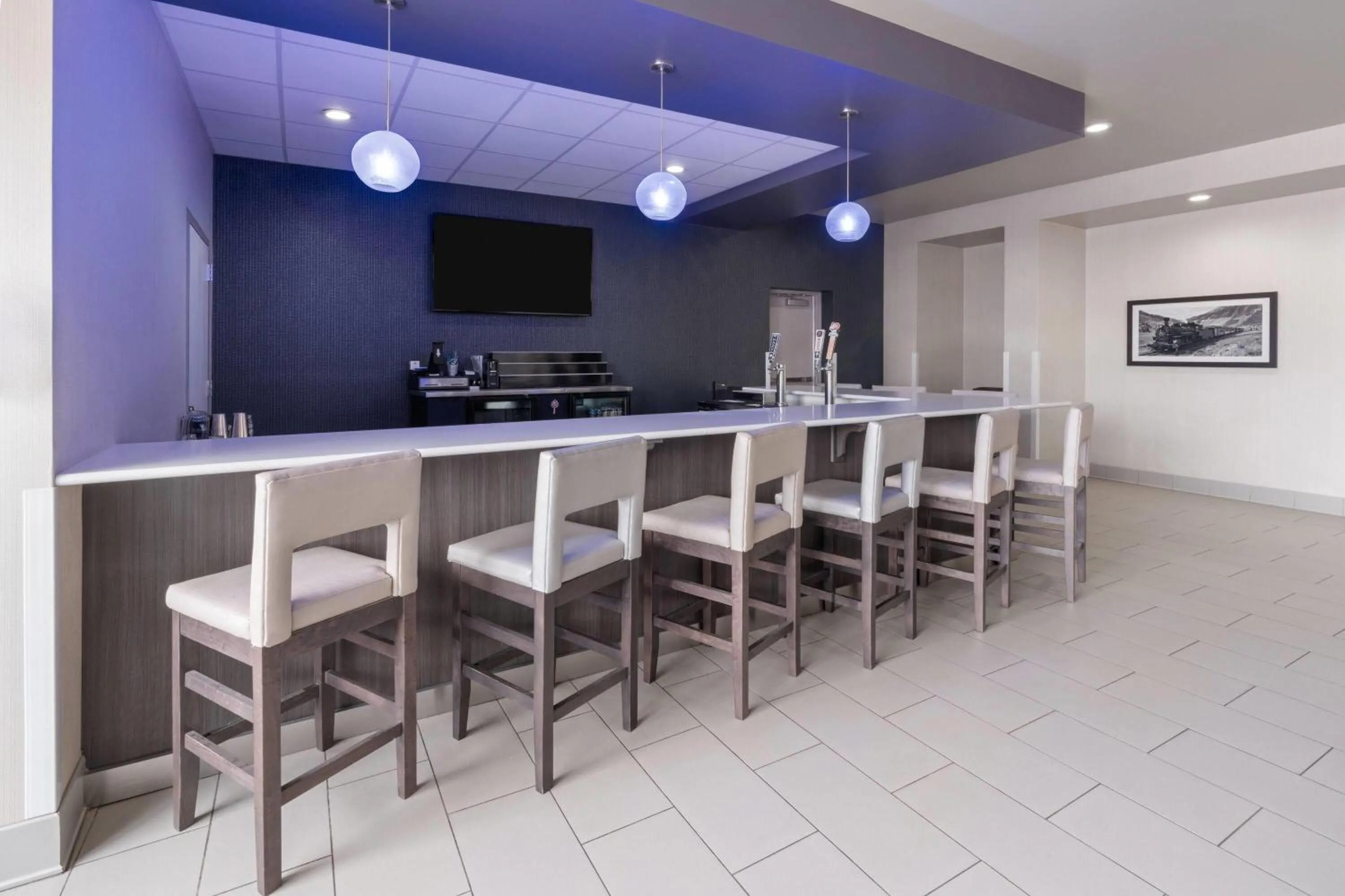 Lounge or bar in La Quinta Inn & Suites by Wyndham Fort Collins, Colorado