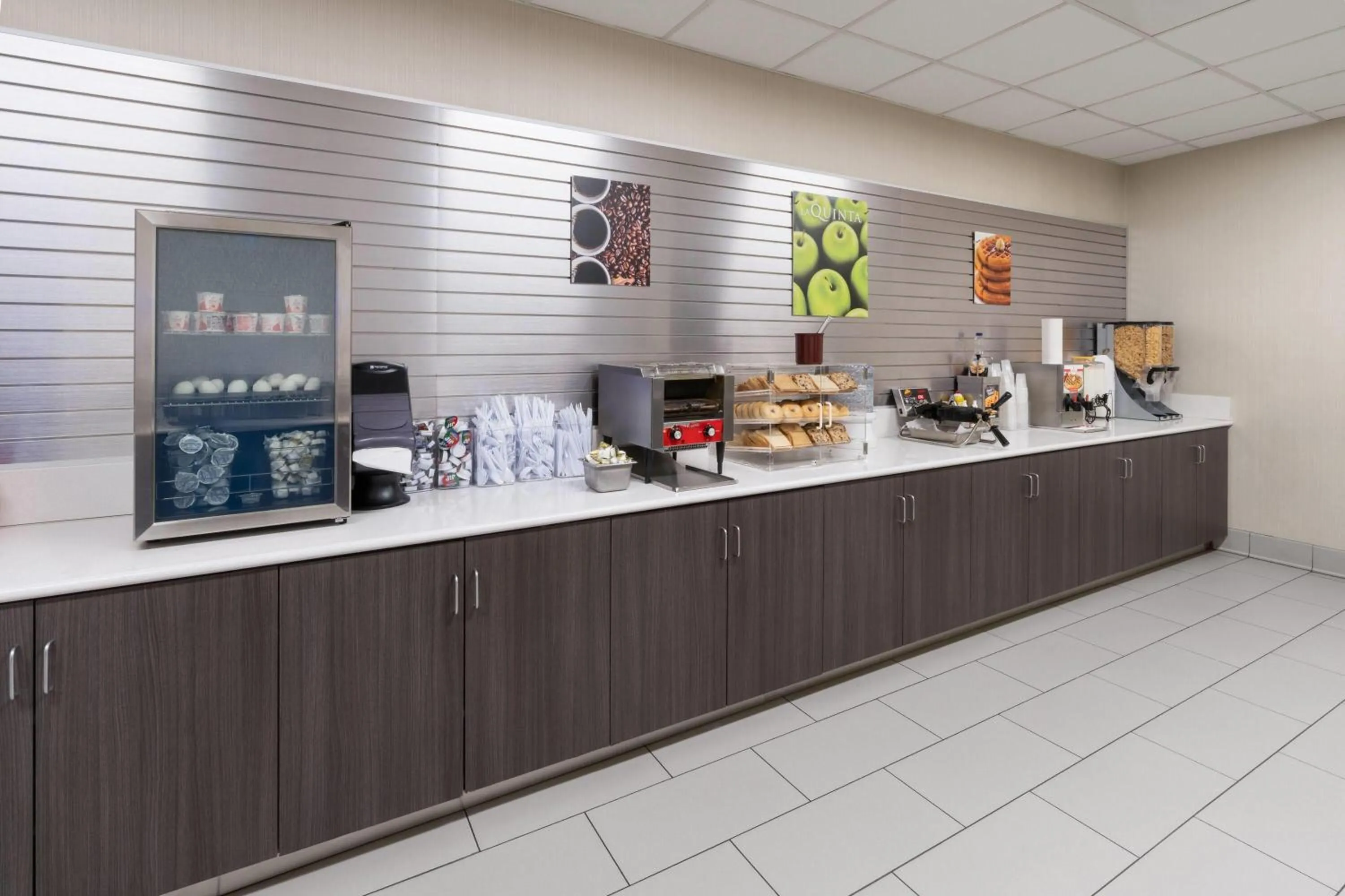 Breakfast in La Quinta Inn & Suites by Wyndham Fort Collins, Colorado