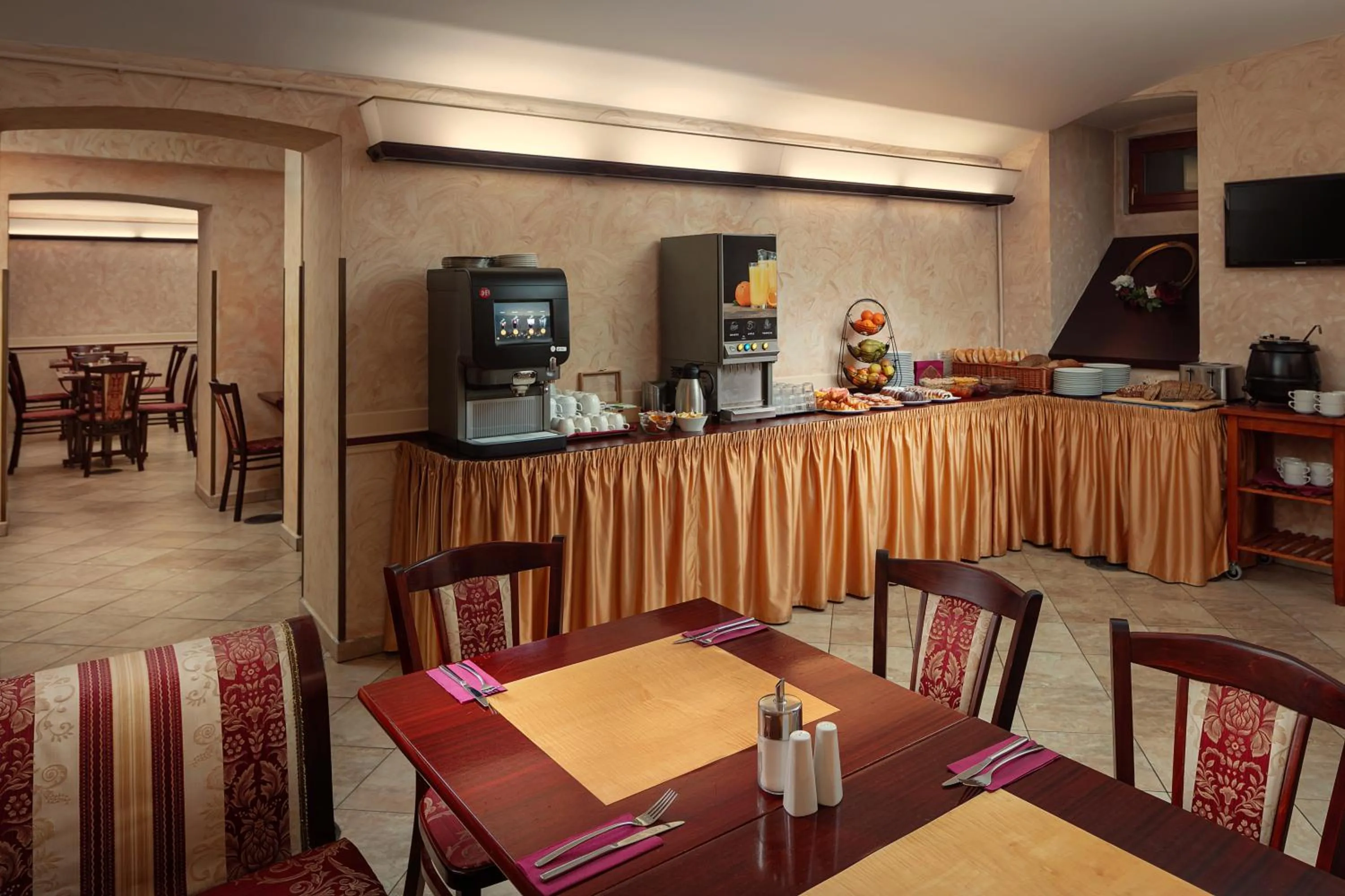 Restaurant/places to eat in Alqush Downtown Hotel