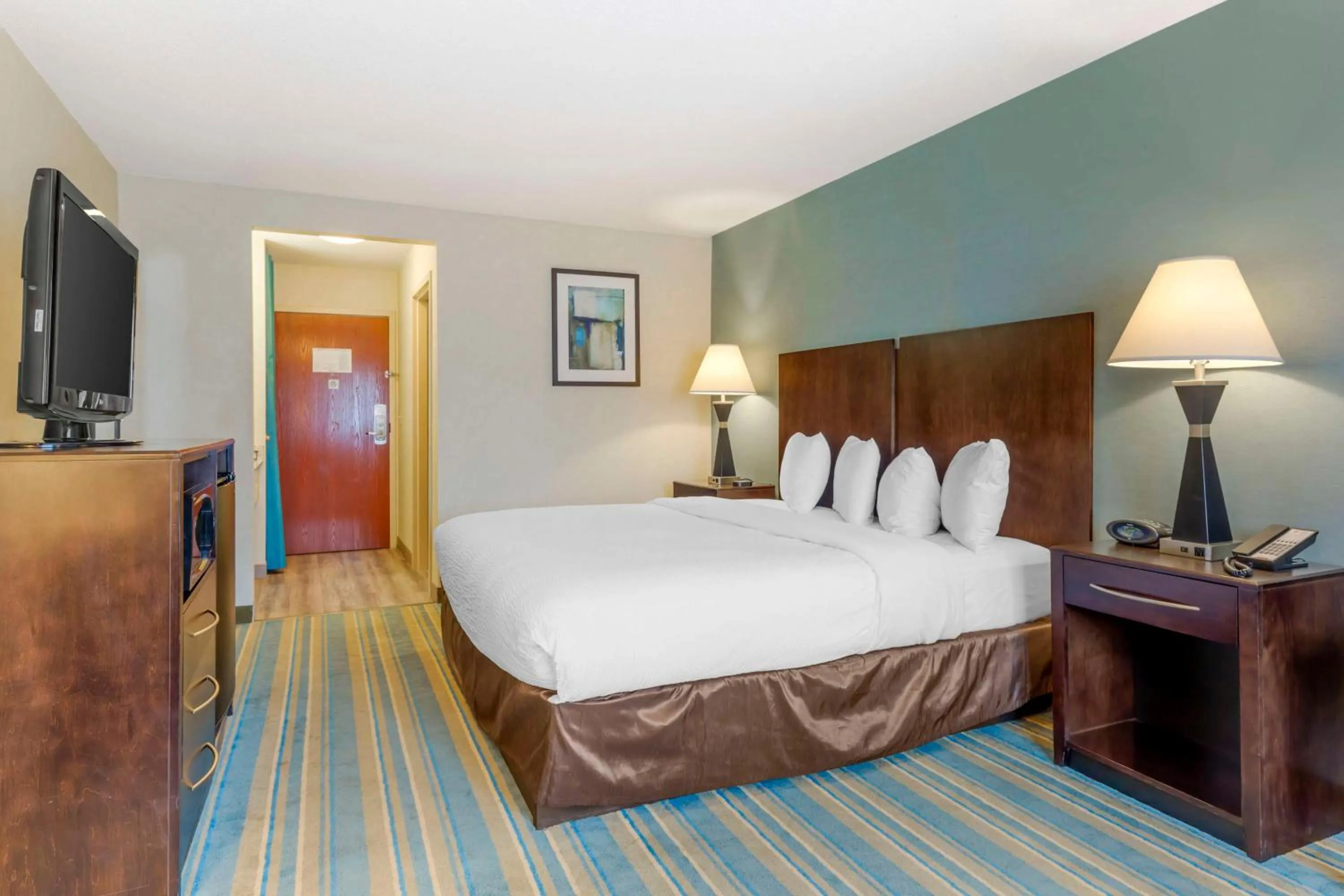 Bedroom, Bed in Best Western Plus Berkshire Hills Inn & Suites