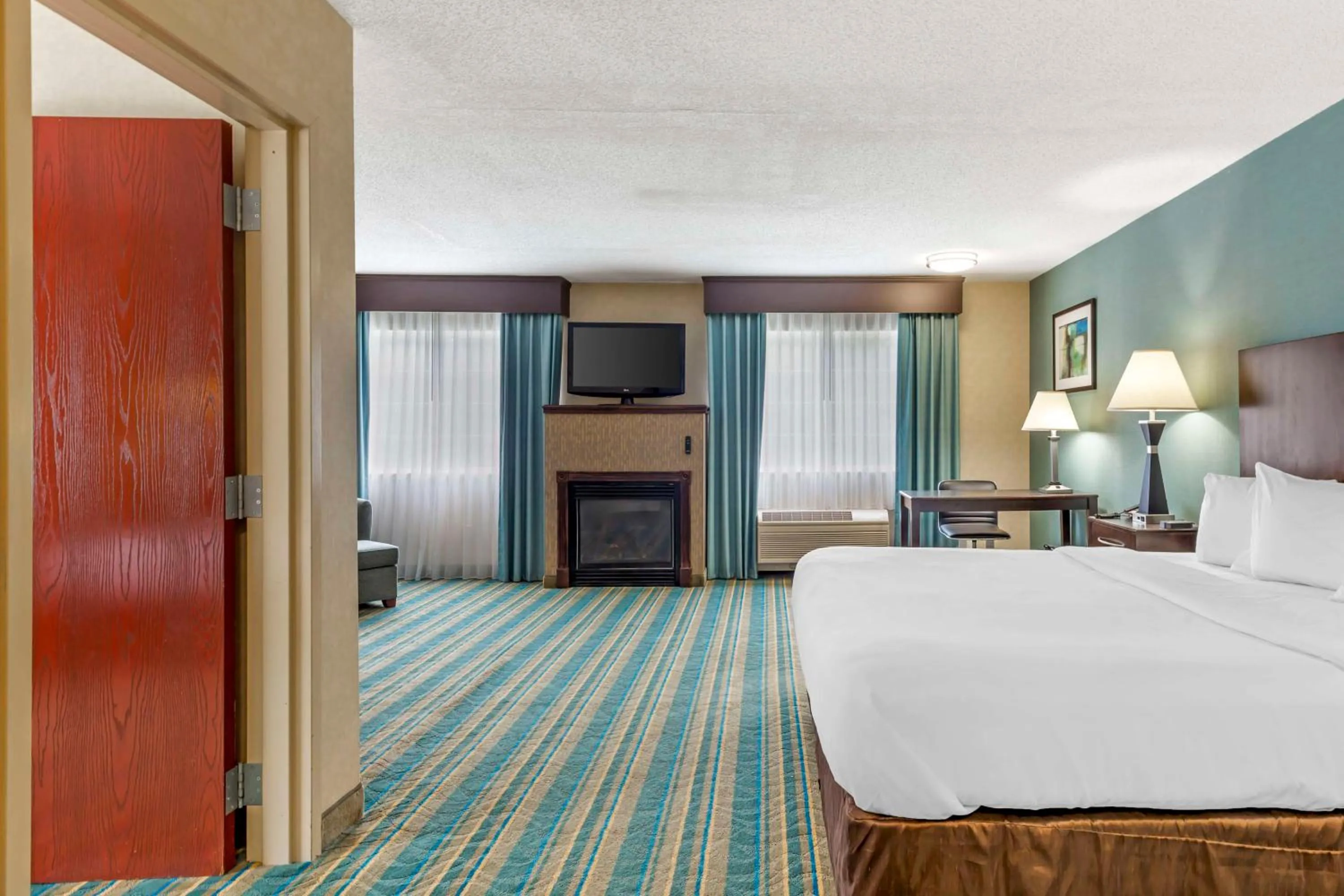 Bedroom, Bed in Best Western Plus Berkshire Hills Inn & Suites