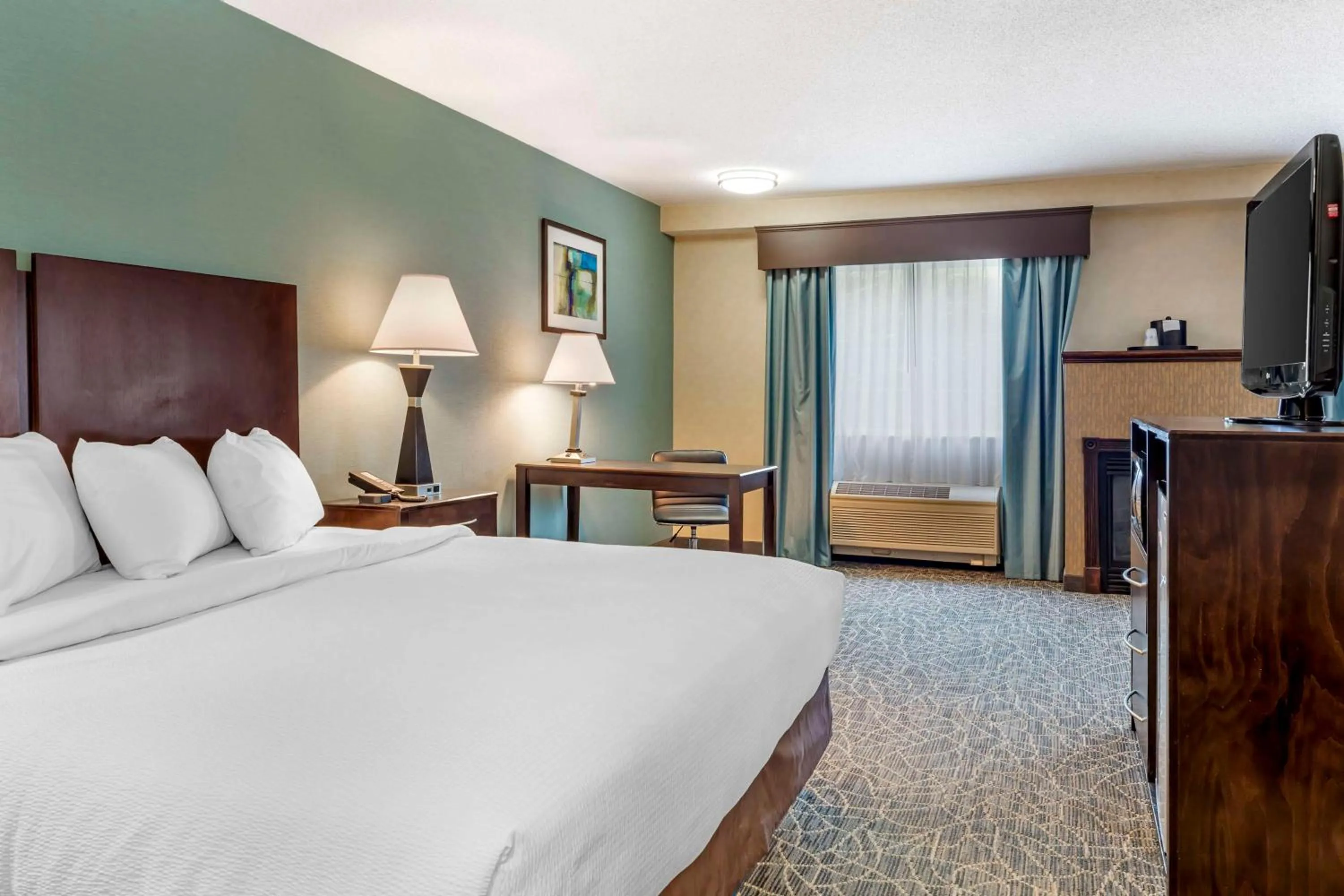 Bedroom, Bed in Best Western Plus Berkshire Hills Inn & Suites
