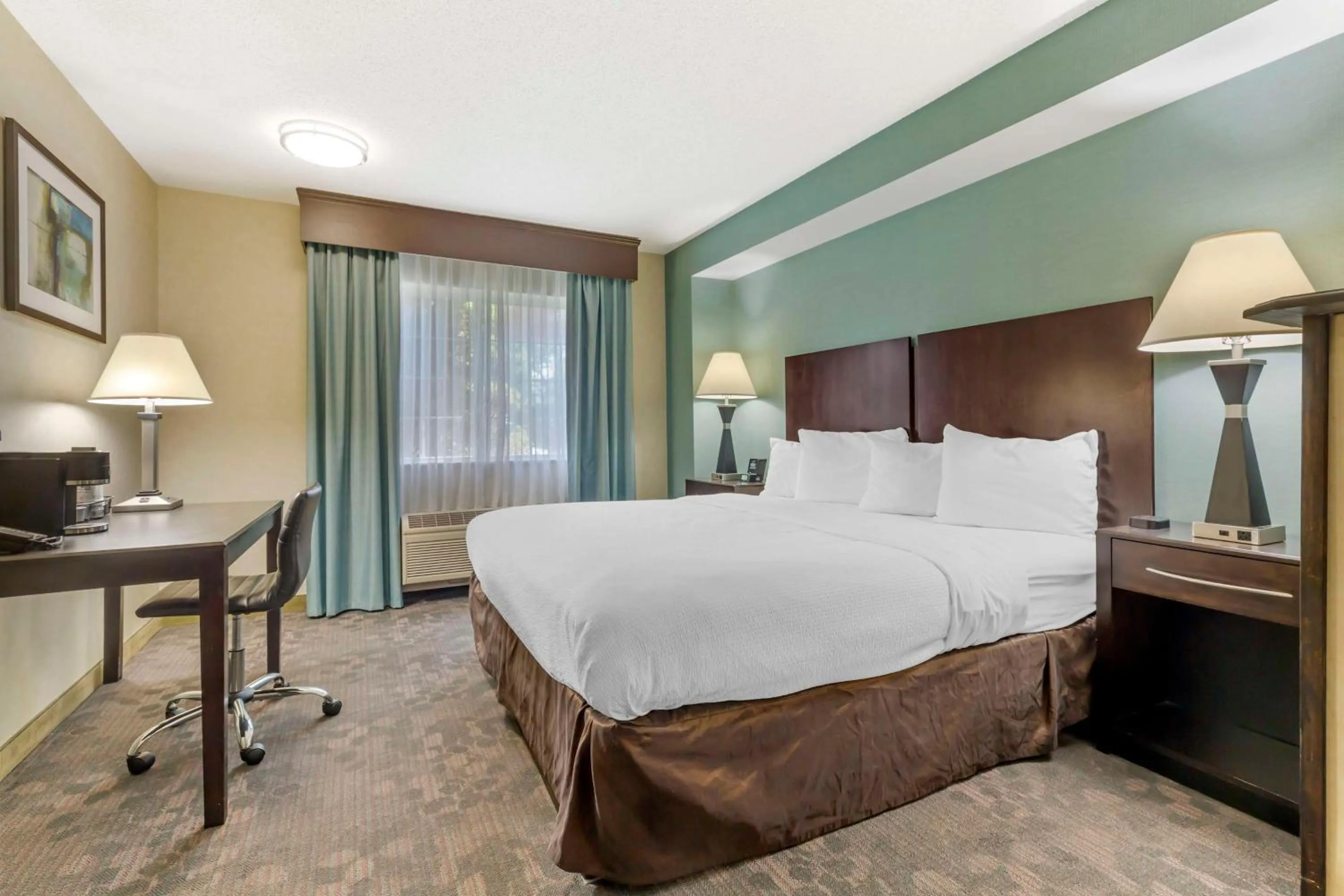 Bedroom, Bed in Best Western Plus Berkshire Hills Inn & Suites