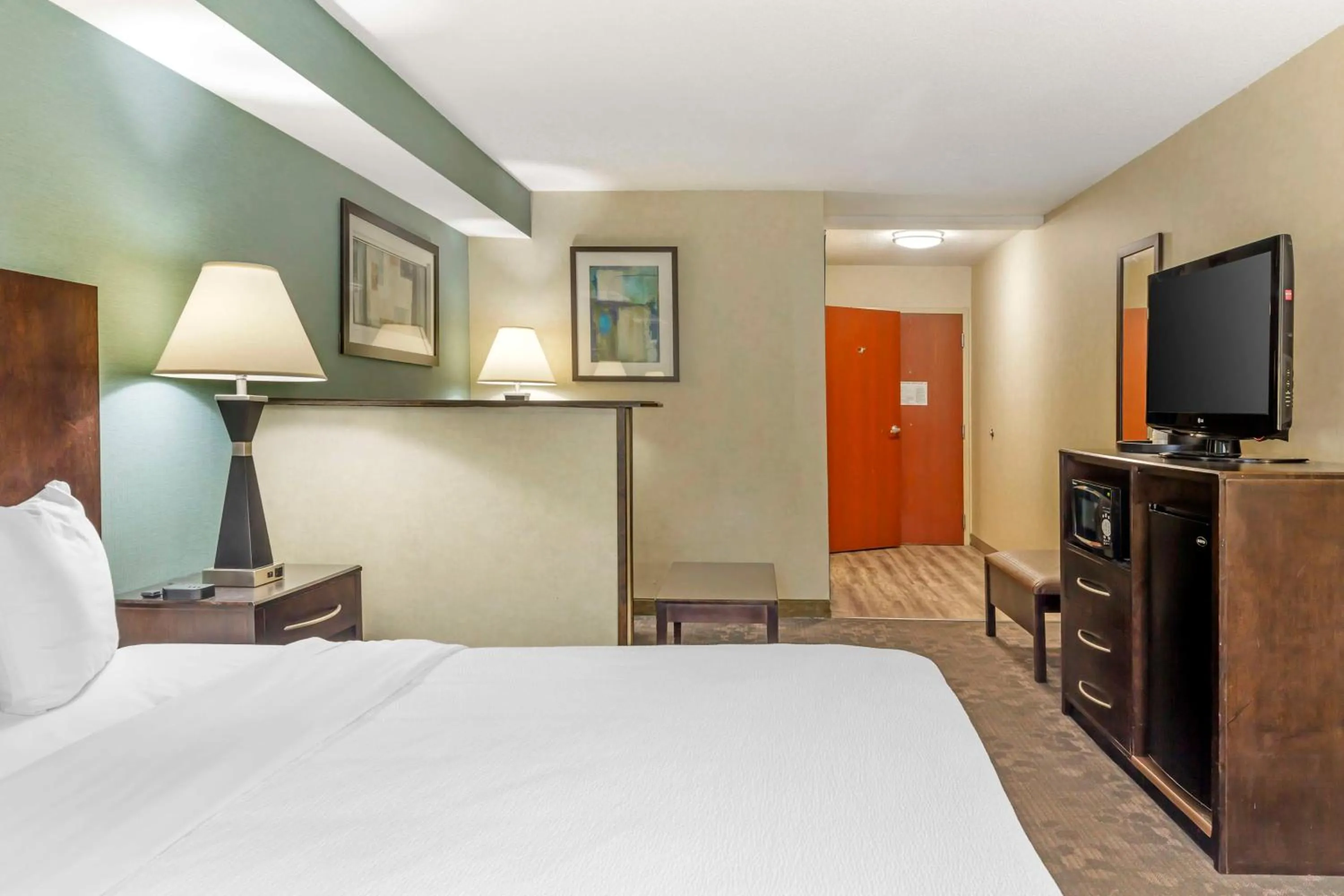 Bedroom, Bed in Best Western Plus Berkshire Hills Inn & Suites