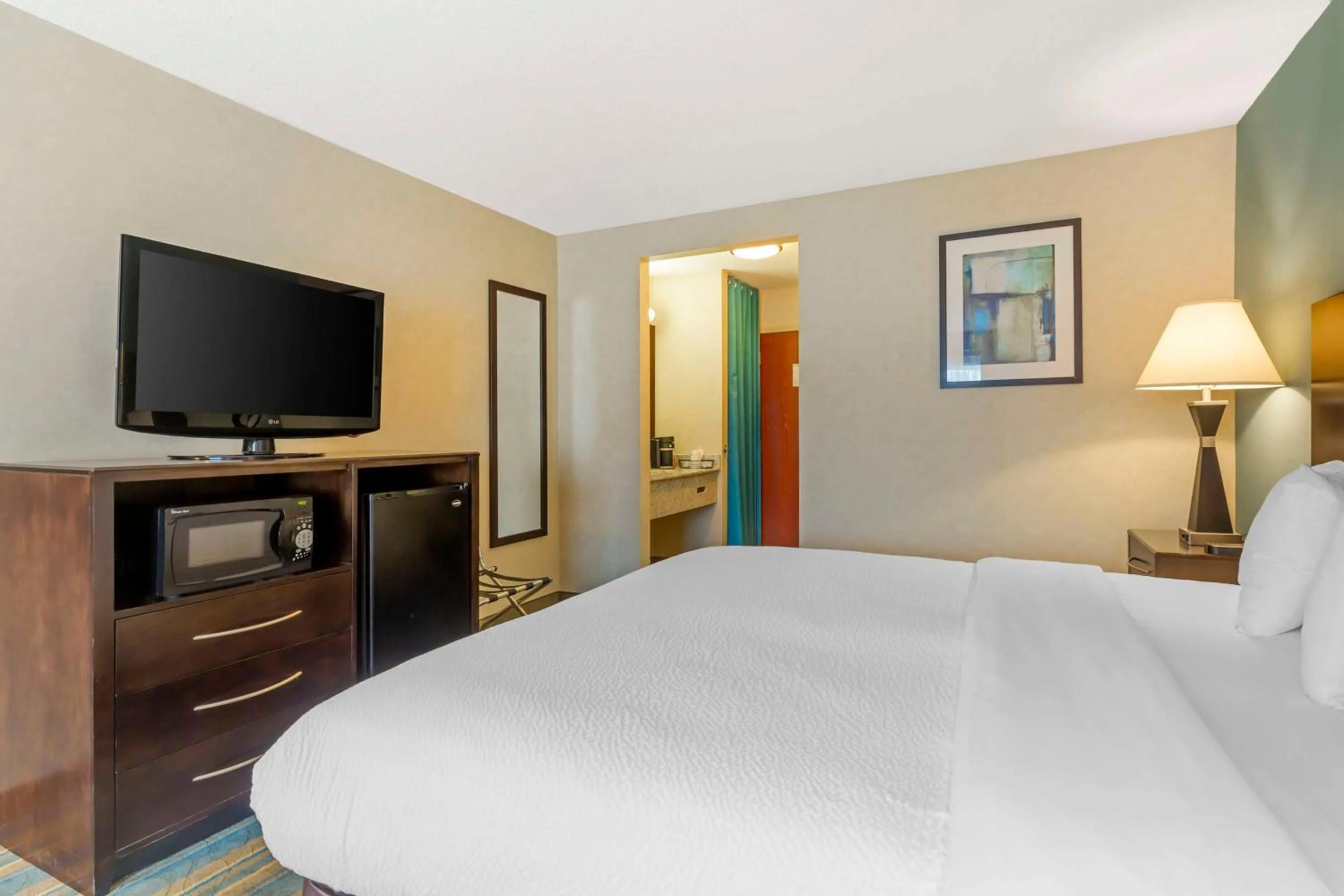 Bedroom, Bed in Best Western Plus Berkshire Hills Inn & Suites
